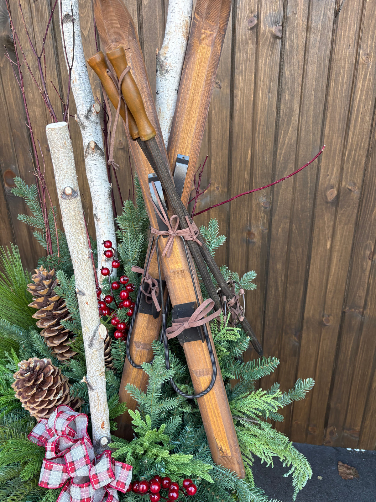 Grand arrangement d’hiver et de Noël avec skis vintage en bois – 72 po