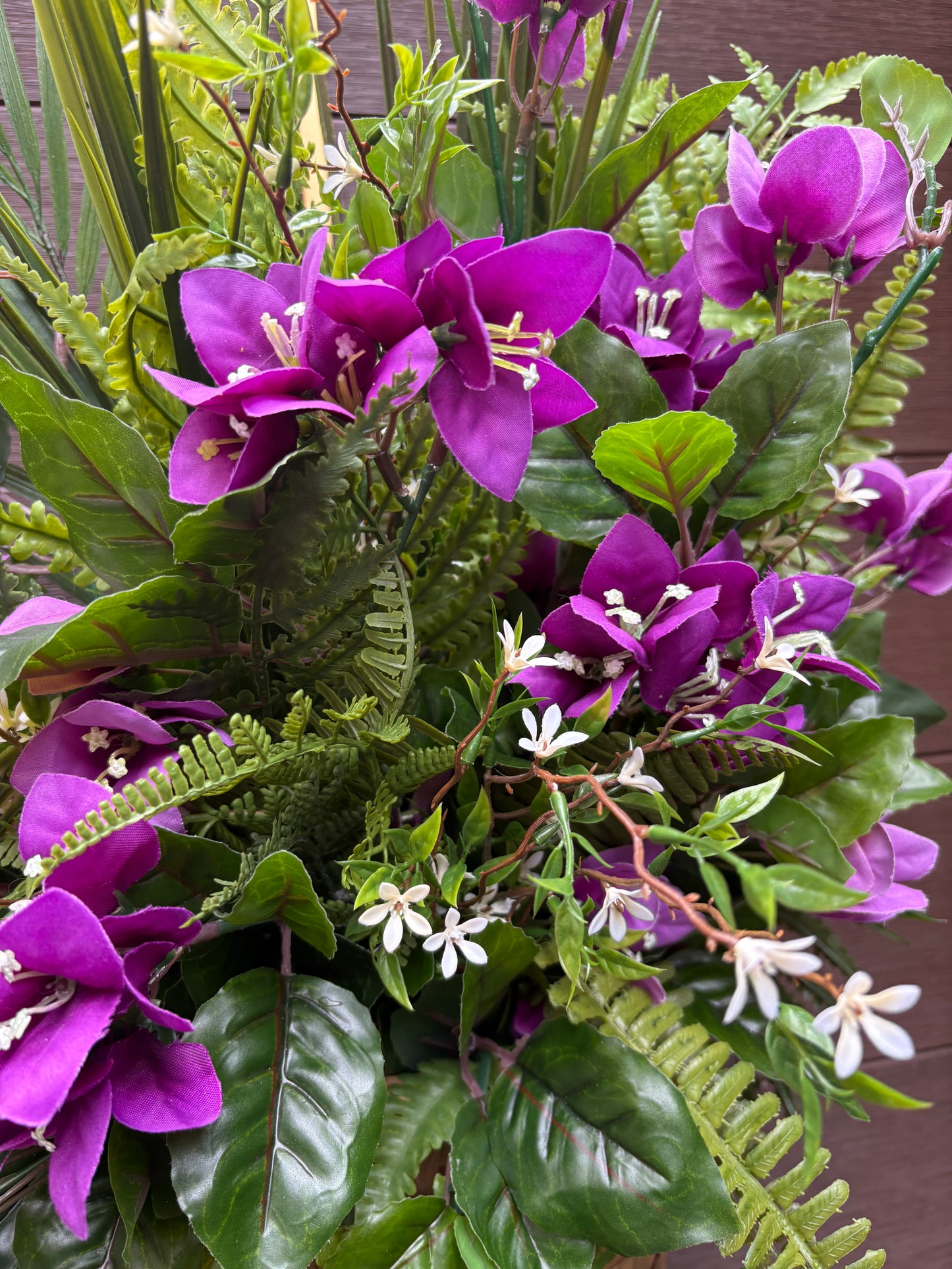 Panier mural fleuri bougainvillier violet – décoration extérieure luxuriante rustique chic