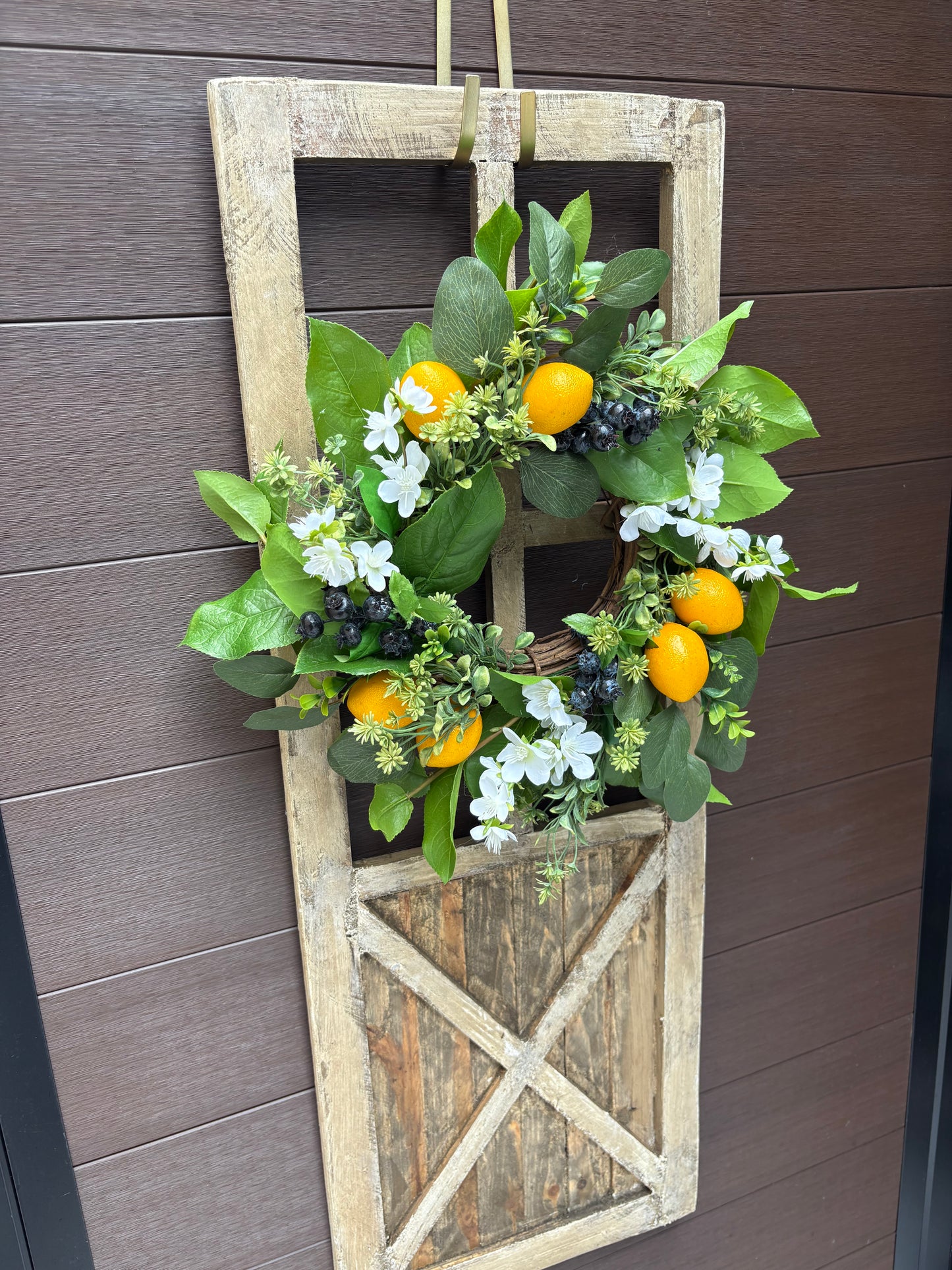 Porte décorative en bois avec couronne citron et verdure – déco murale rustique