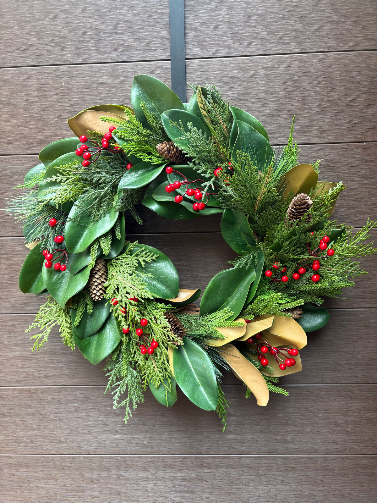 Couronne d’hiver en magnolia, cèdre et baies rouges – 23 po