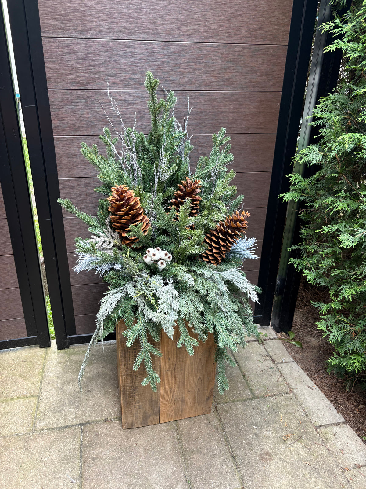 Arrangement hivernal rustique chic en pot d’écorce – 37 po
