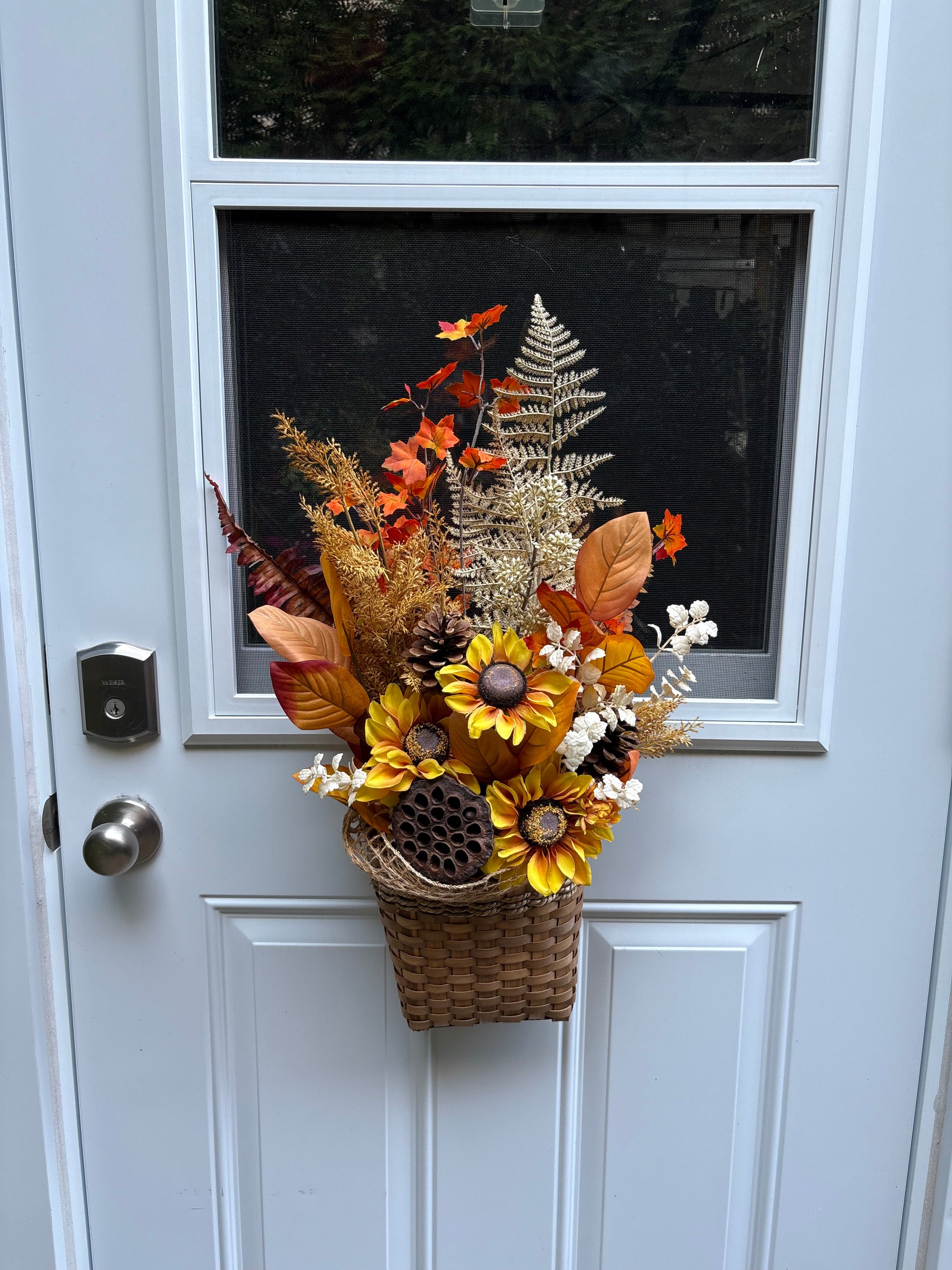 Arrangement d’automne artificiel suspendu à une porte d’entrée
