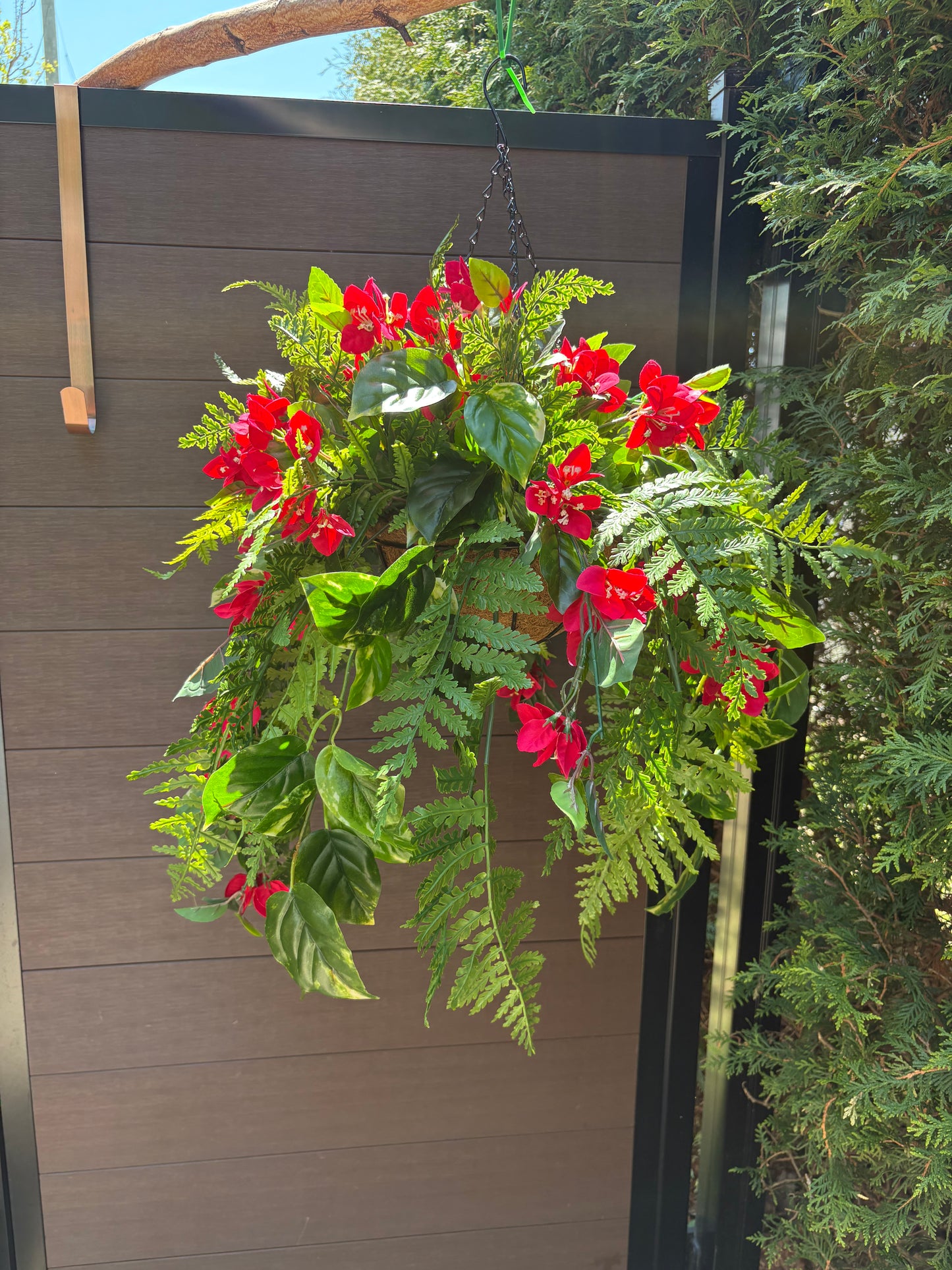 Panier suspendu rustique chic très garni Bougainvillier rouge UV | Collection Béatrice