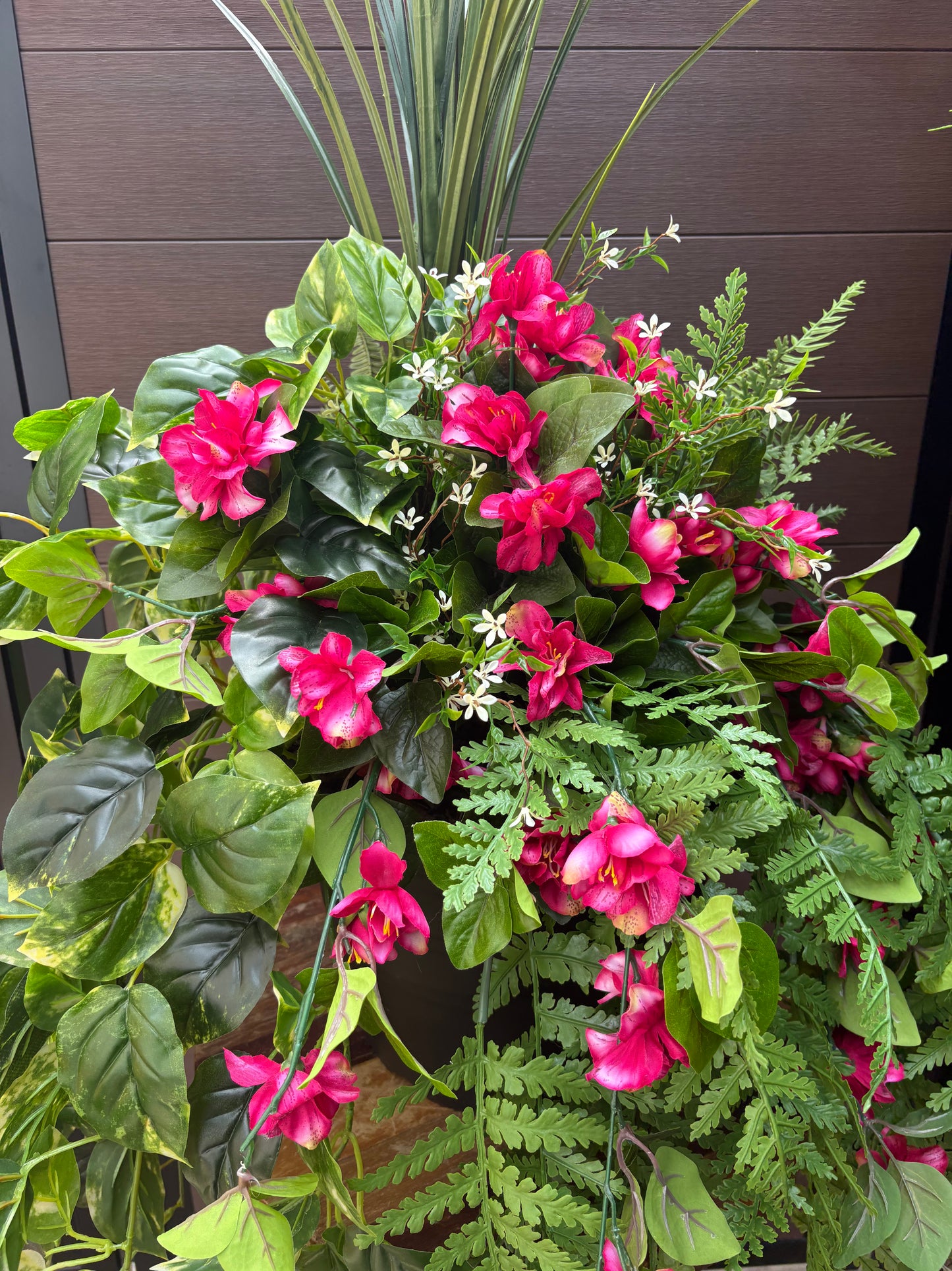 Arrangement floral artificiel d’azalées roses et fougères – décor extérieur élégant