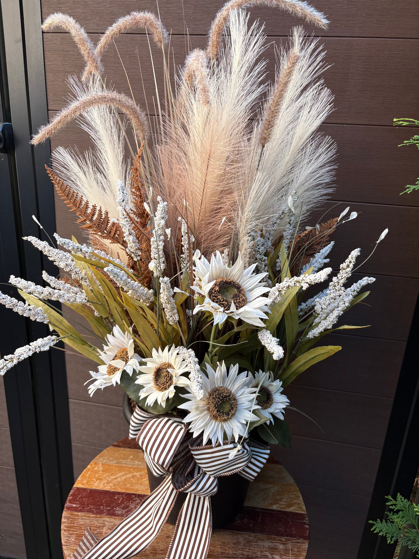 Arrangement d’automne rustique chic – Tournesols blancs et pampas