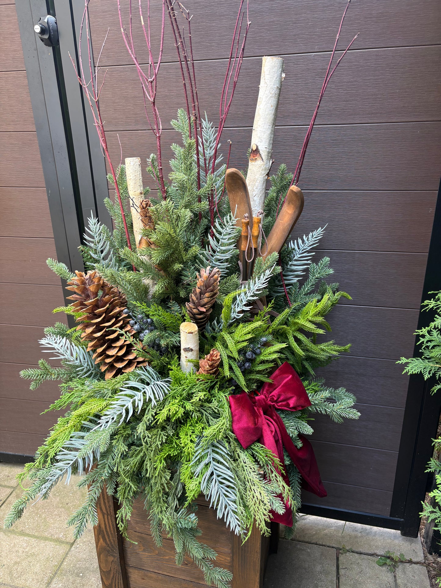 Ensemble décoratif hivernal haut de gamme – arrangement et caisson en bois.