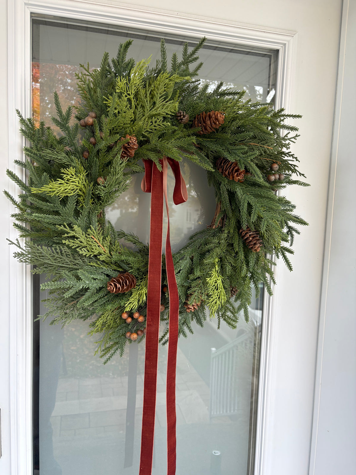 Couronne d’hiver 25 po – Sapinage naturel et ruban de velours brun
