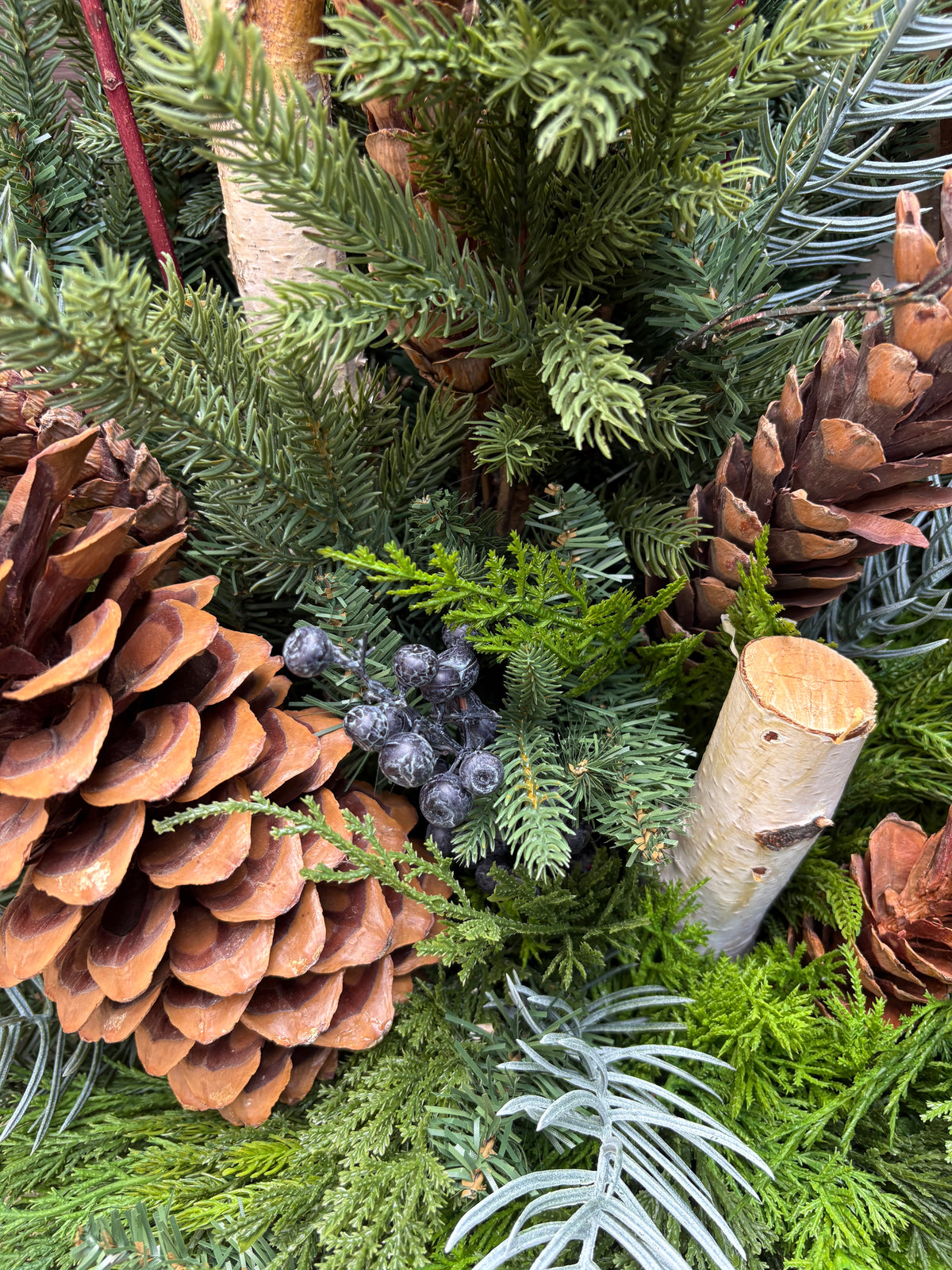Ensemble décoratif hivernal haut de gamme – arrangement et caisson en bois.