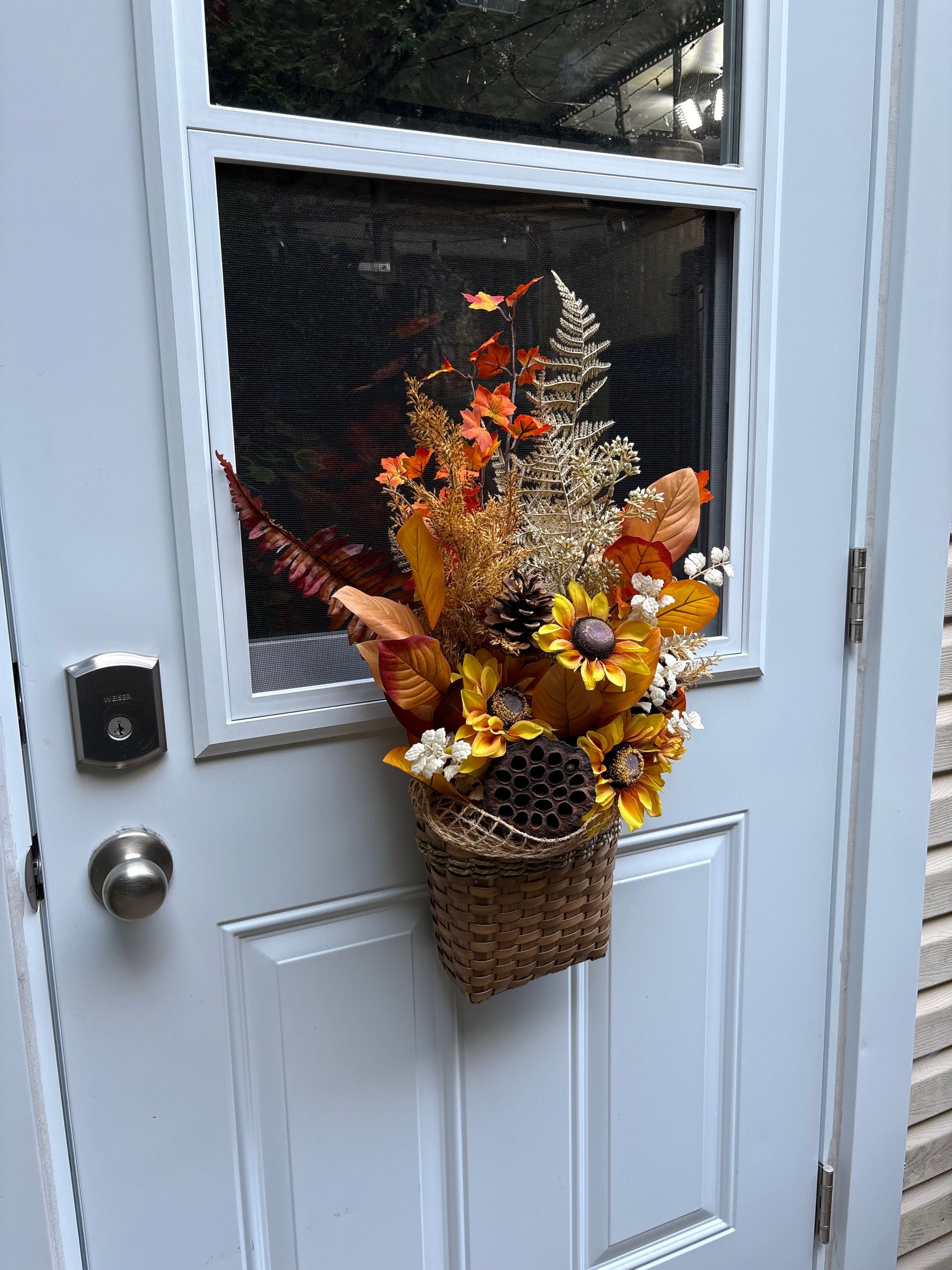 Arrangement d’automne artificiel suspendu à une porte d’entrée