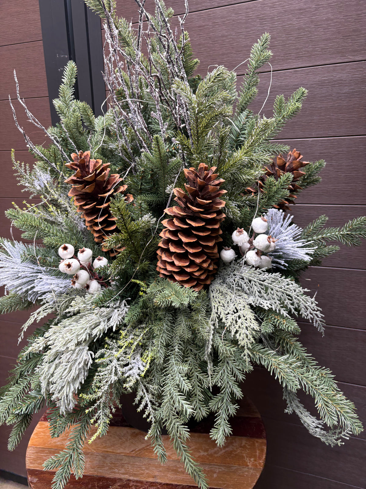 Arrangement hivernal naturel avec grandes cocottes et baies blanches – 36 × 28 po