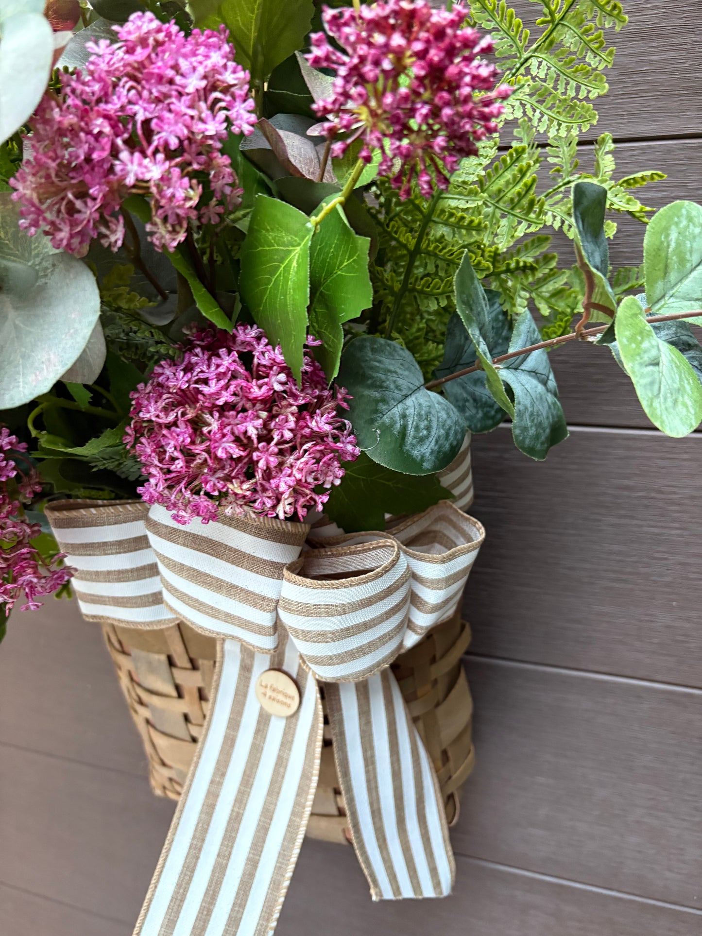 Panier mural printanier eucalyptus et fleurs roses – décoration porte extérieure rustique chic
