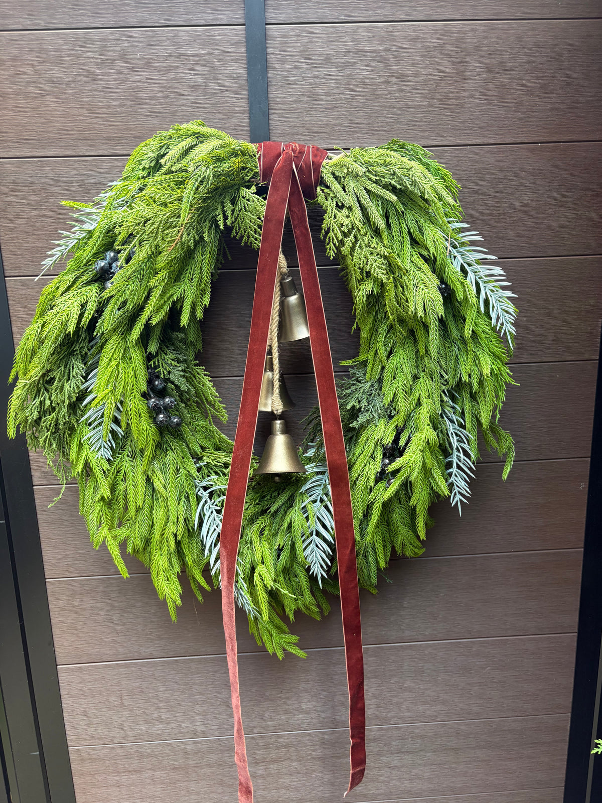 Couronne d’hiver artificielle rustique chic – 28 x 26 po