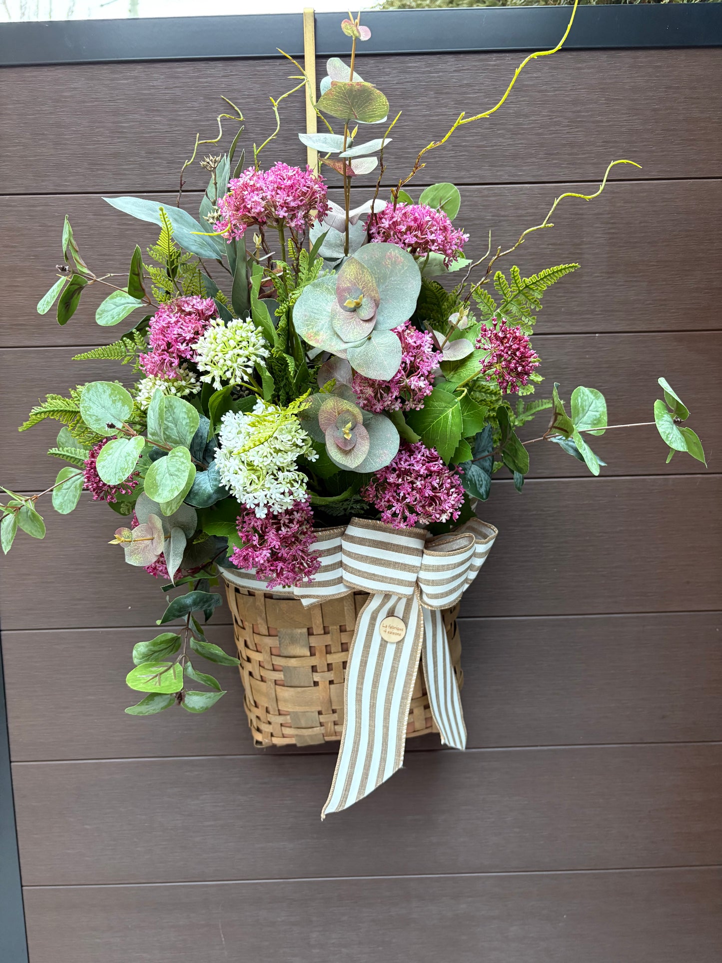 Panier mural printanier eucalyptus et fleurs roses – décoration porte extérieure rustique chic