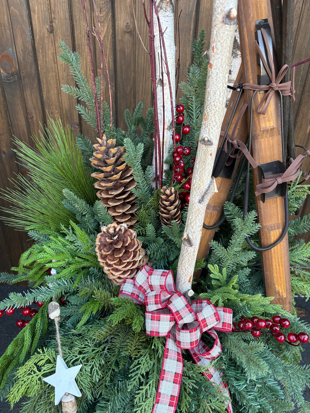 Grand arrangement d’hiver et de Noël avec skis vintage en bois – 72 po