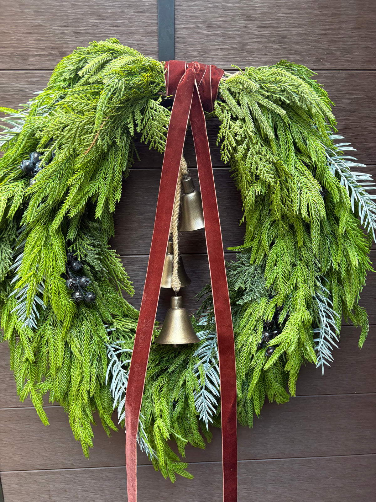 Couronne d’hiver artificielle rustique chic – 28 x 26 po