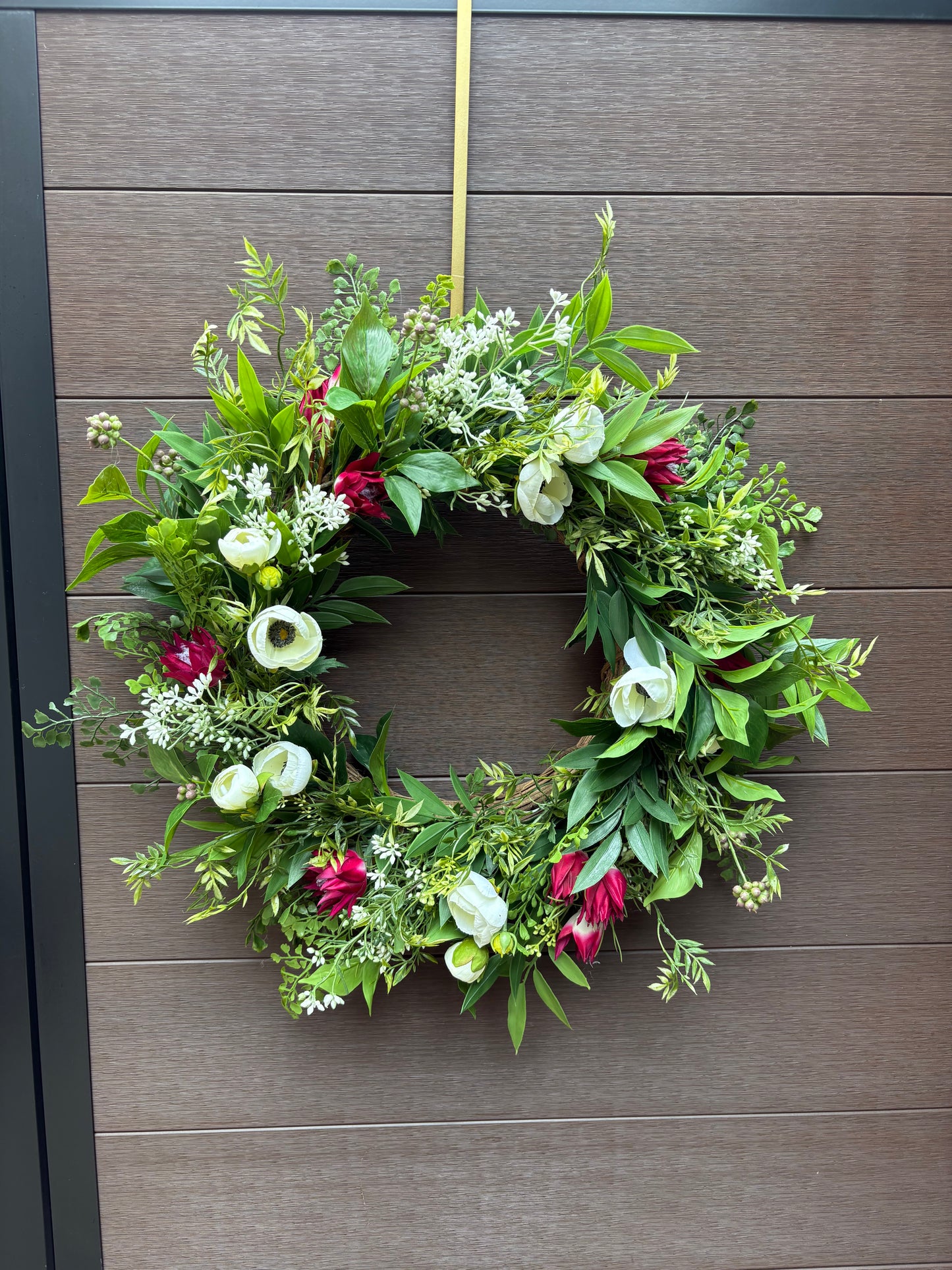 Couronne florale ruscus, fougère, ranunculus et protea sauvage