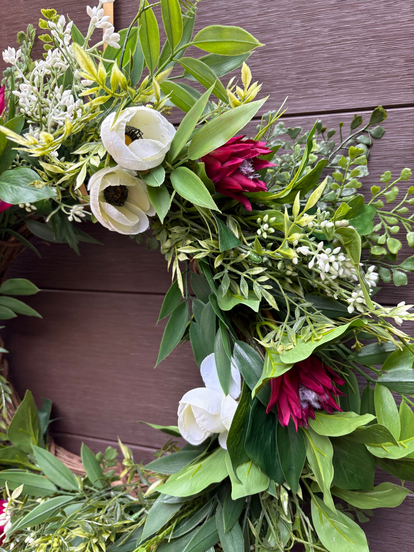 Couronne florale ruscus, fougère, ranunculus et protea sauvage