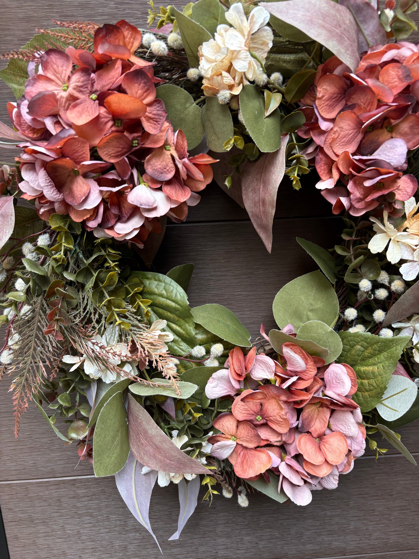 Gros plan sur les hortensias artificiels roses et corail.
