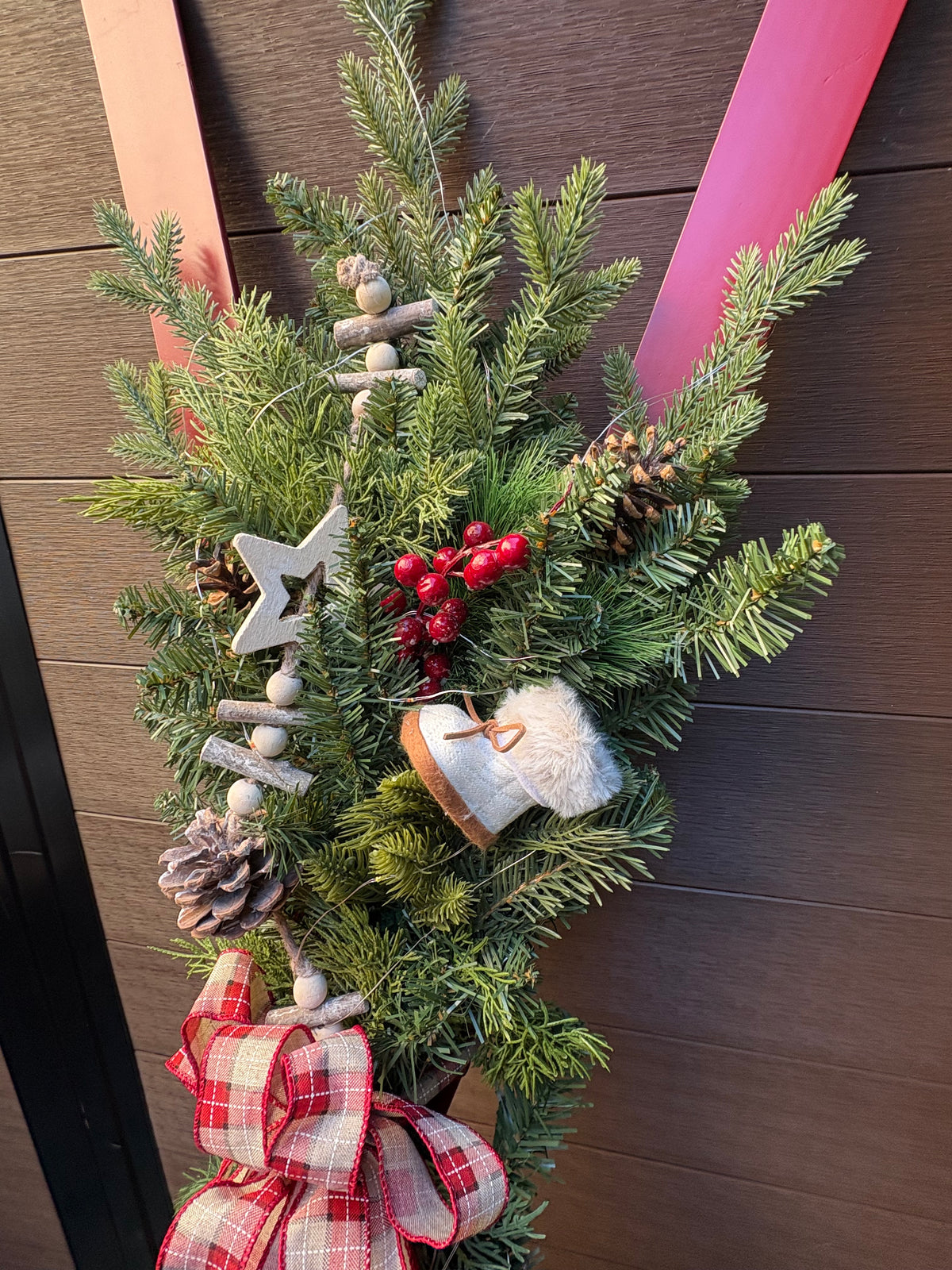 Skis décoratifs rouges de 72 pouces | Décoration hivernale rustique chic avec sapinage