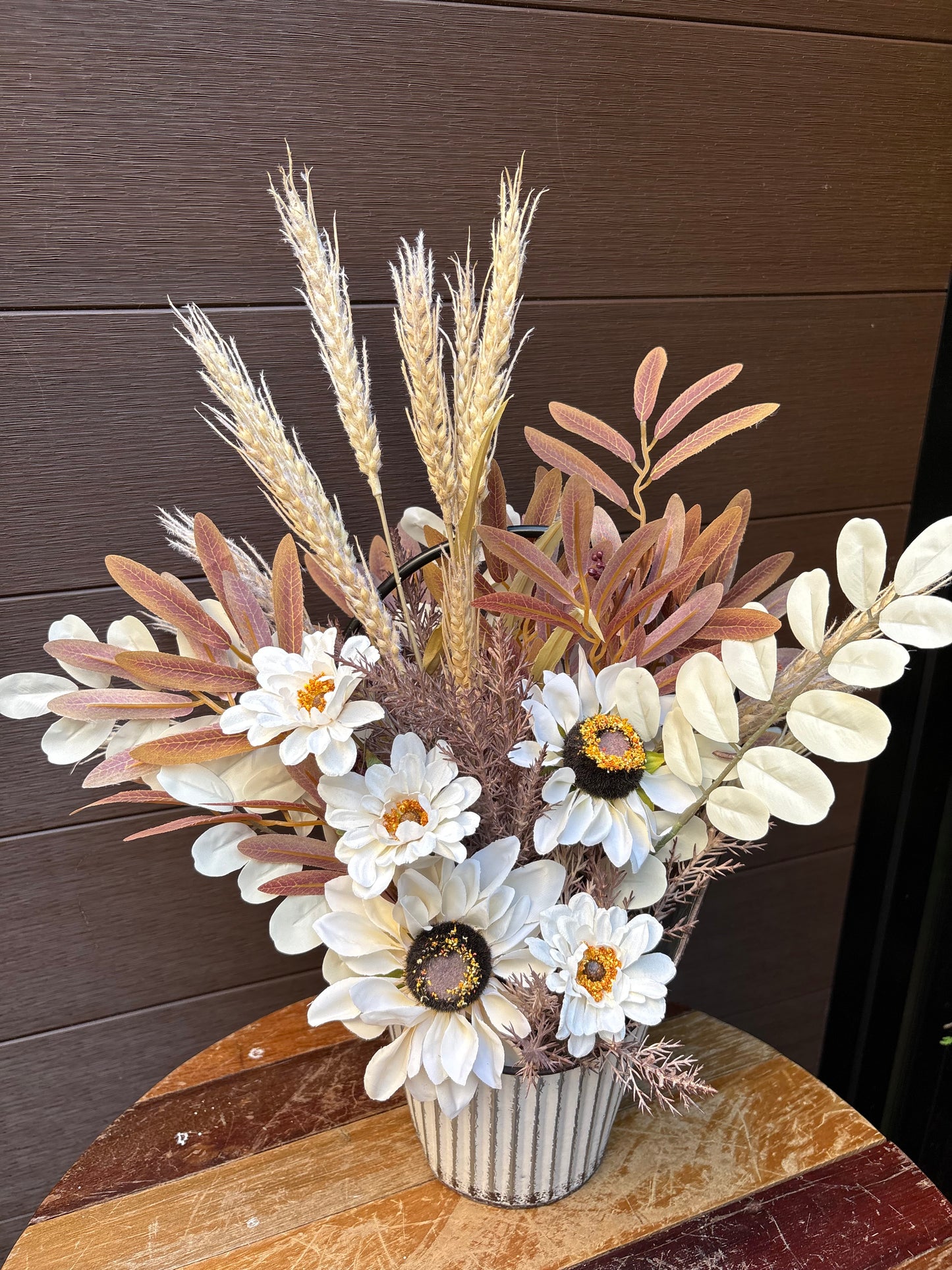 Arrangement floral d’automne champêtre – Fleurs blanches et feuillages naturels