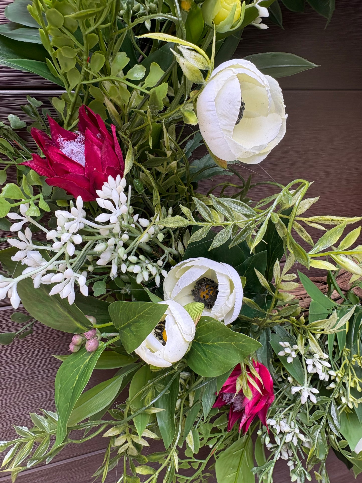 Couronne florale ruscus, fougère, ranunculus et protea sauvage