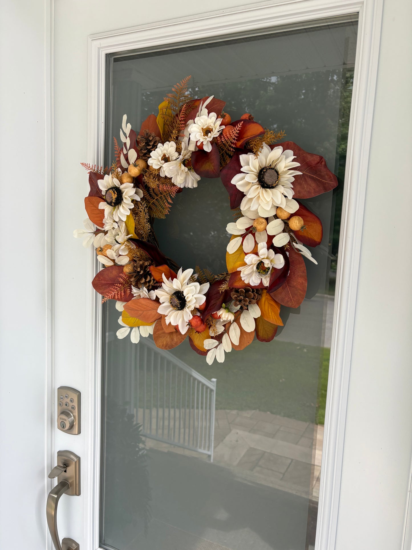 Couronne d’automne aux fleurs blanches et feuillage cuivré