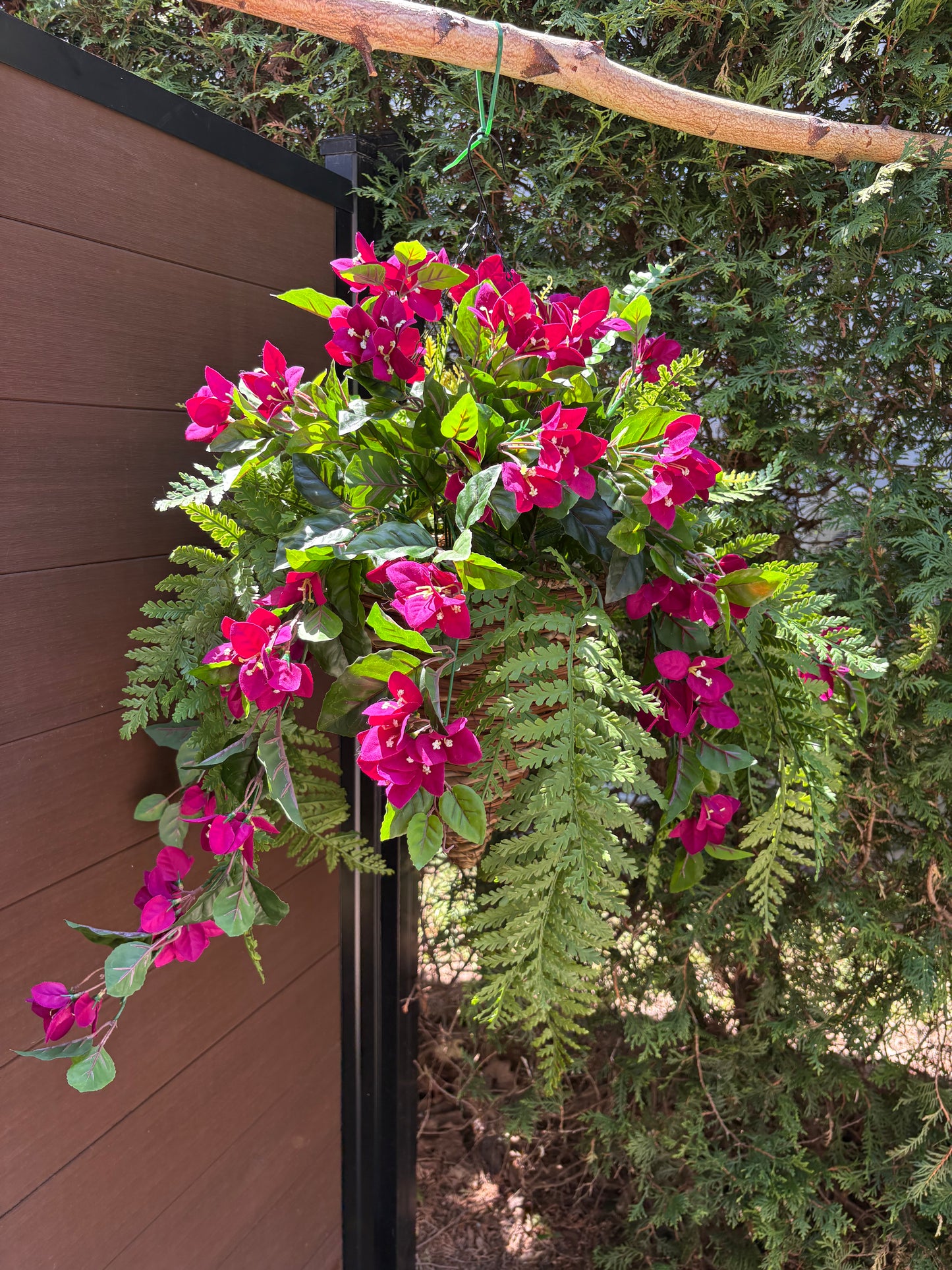 Panier suspendu conique en osier UV | Bougainvillier prune rustique chic