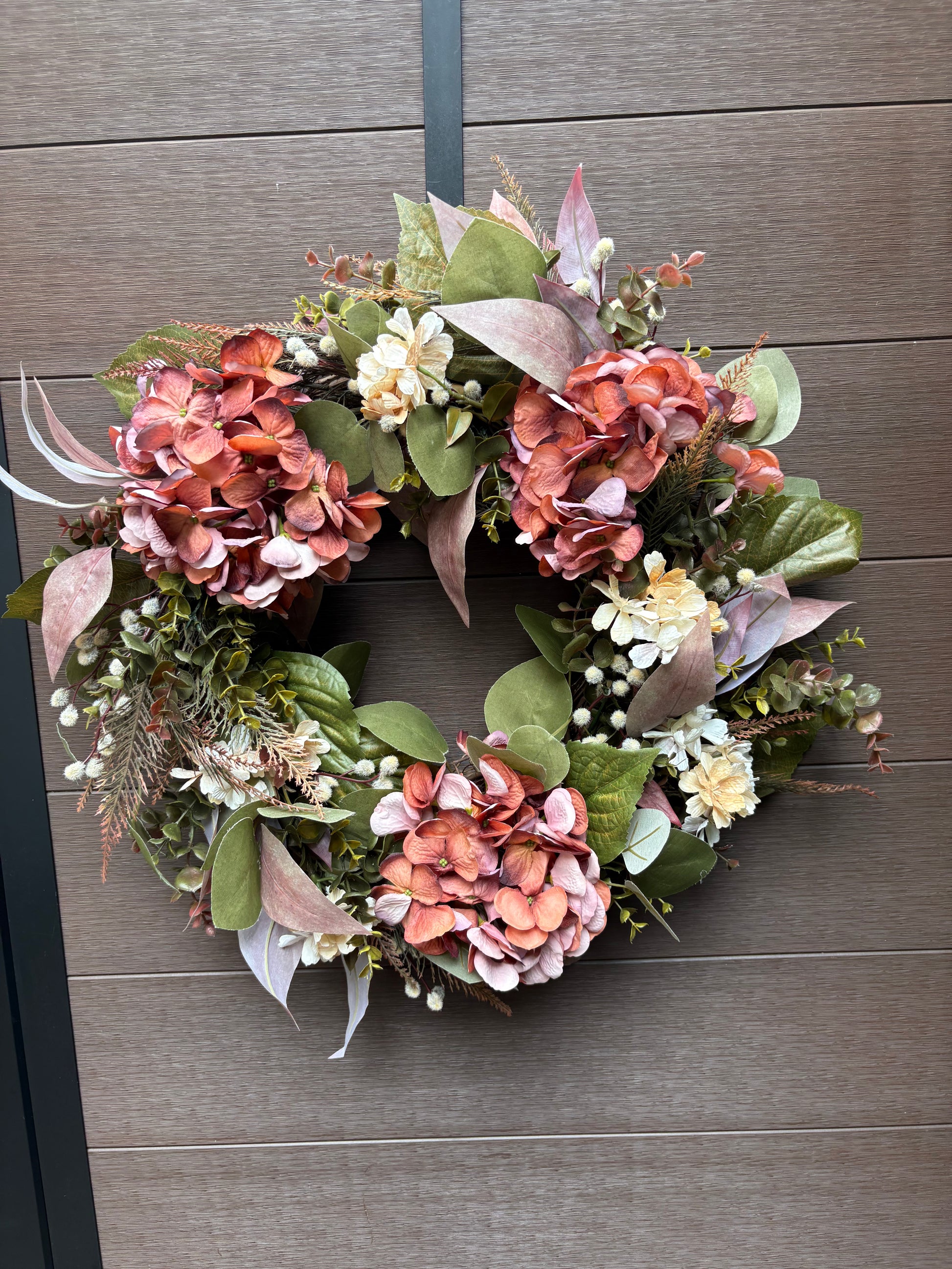 Couronne décorative d’automne au style naturel et rustique chic.