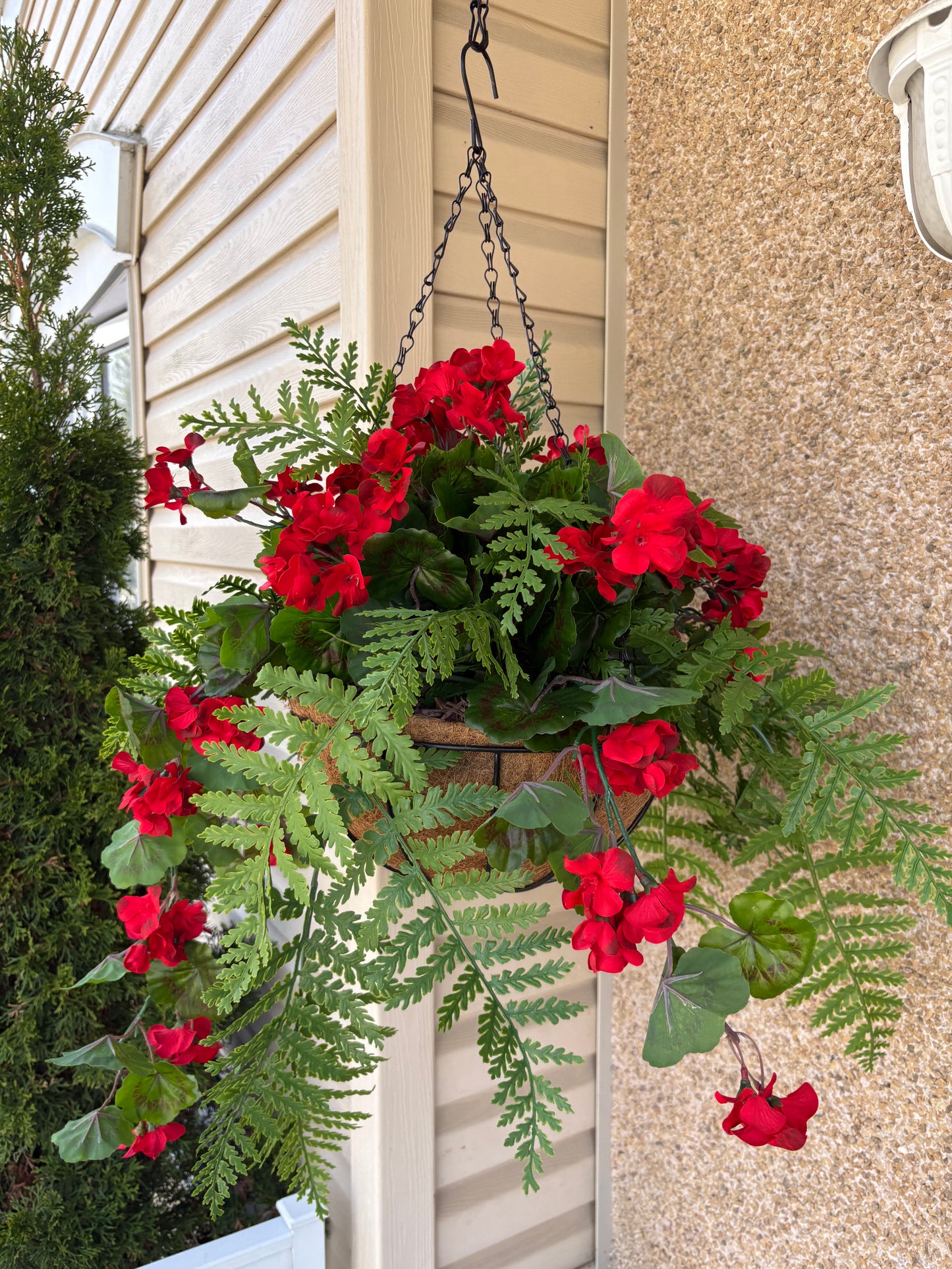 Panier suspendu rustique chic en coco traité UV – Géranium rouge | Collection Camille