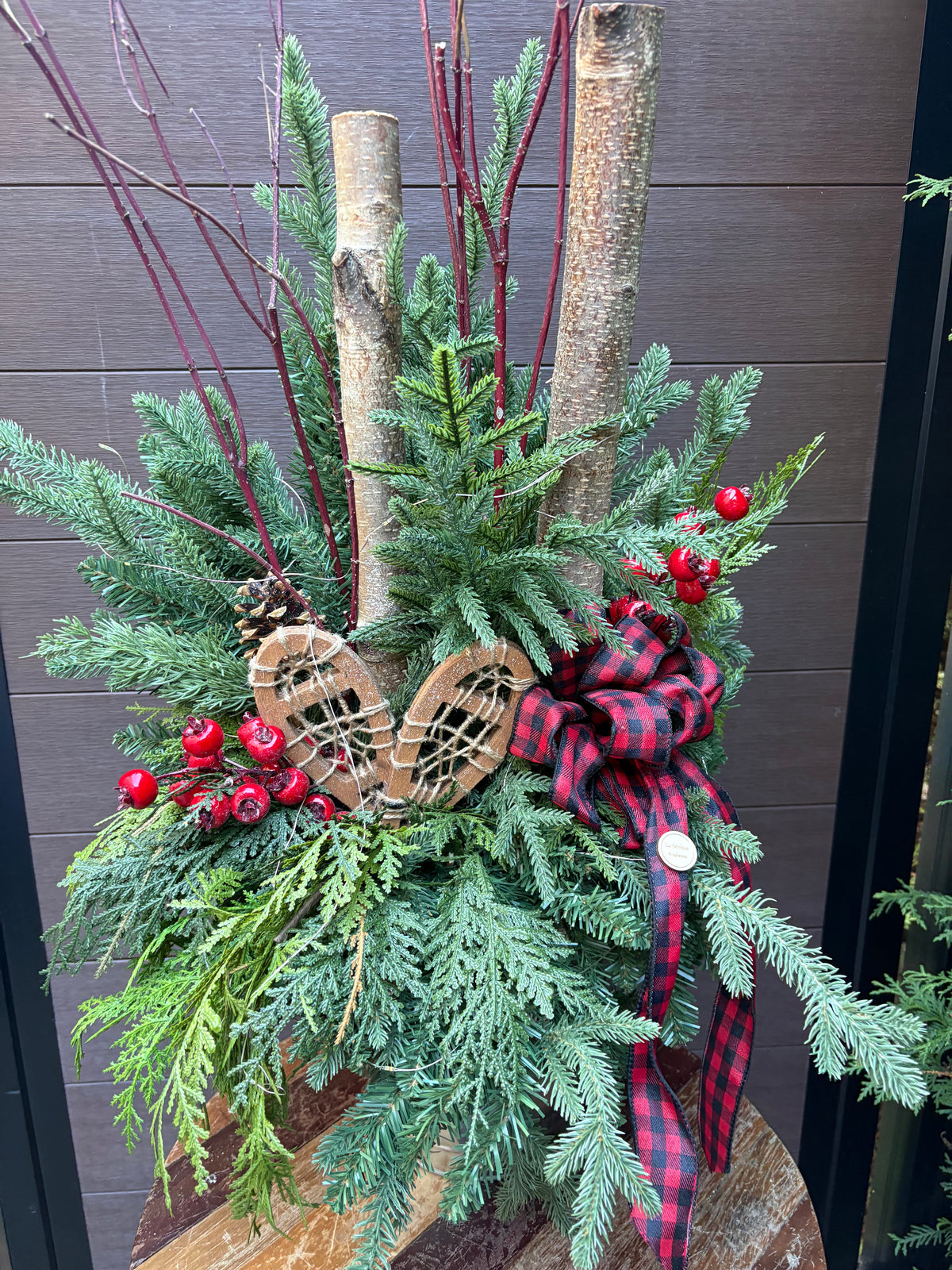 Arrangement hivernal rustique avec raquettes à neige en bois – Décoration d’hiver et de Noël