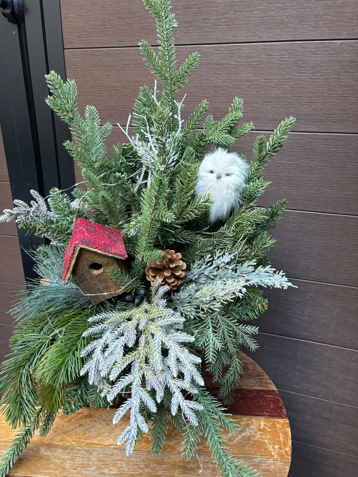 Bouquet d’hiver rustique – Hibou et maisonnette – 25 x 16 po