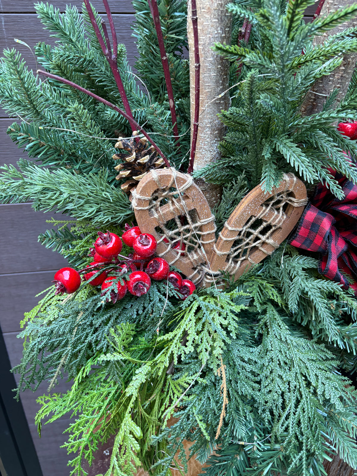 Arrangement hivernal rustique avec raquettes à neige en bois – Décoration d’hiver et de Noël