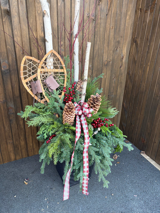 Grand arrangement d’hiver et de Noël avec raquettes en bois – 72 po