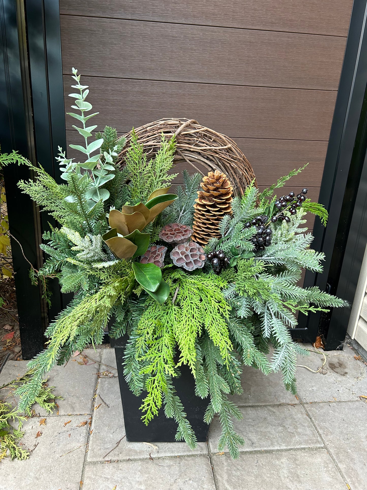 Arrangement hivernal naturel en pot – Verdure, cocottes et couronne de vigne