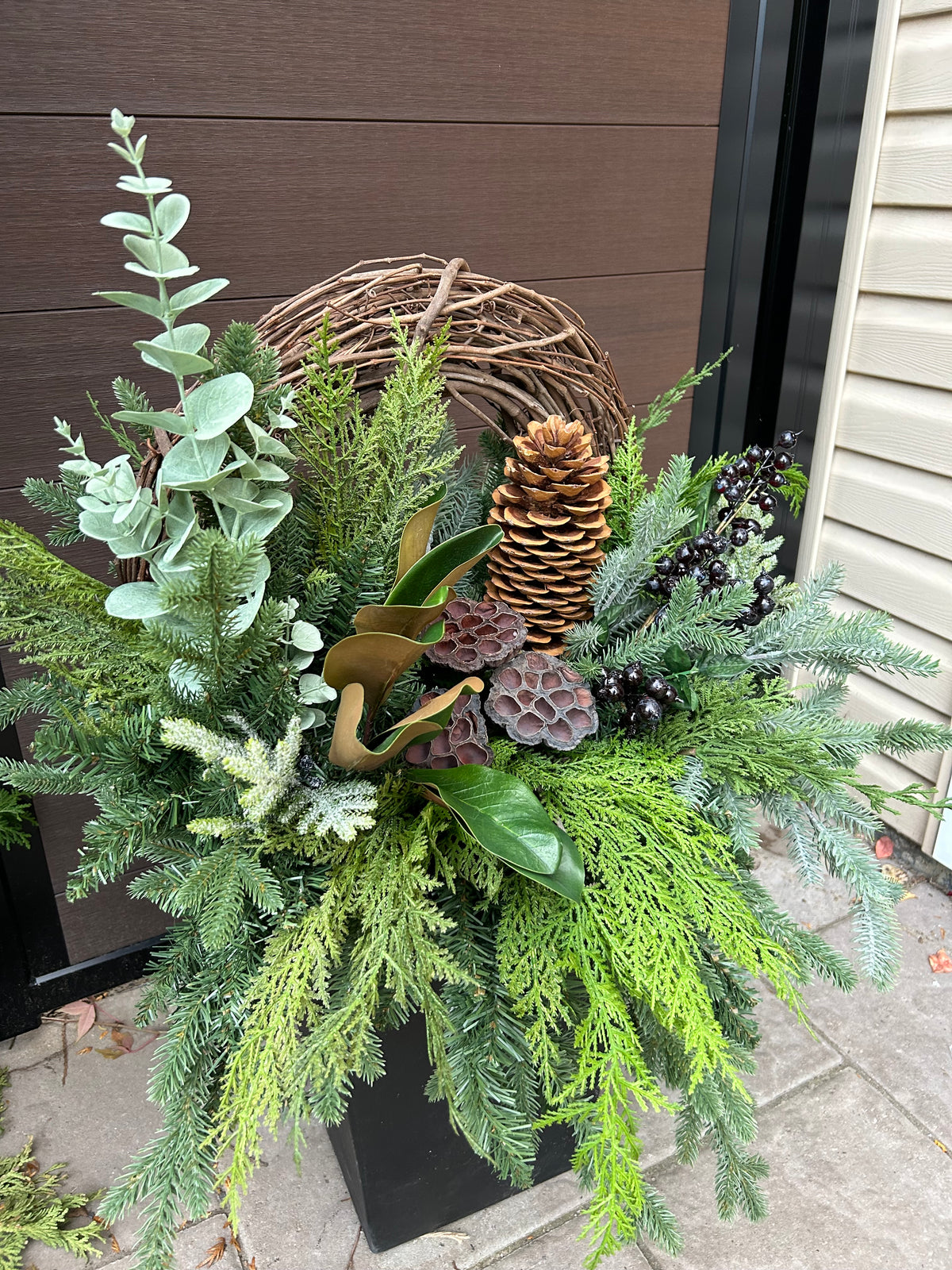 Arrangement hivernal naturel en pot – Verdure, cocottes et couronne de vigne