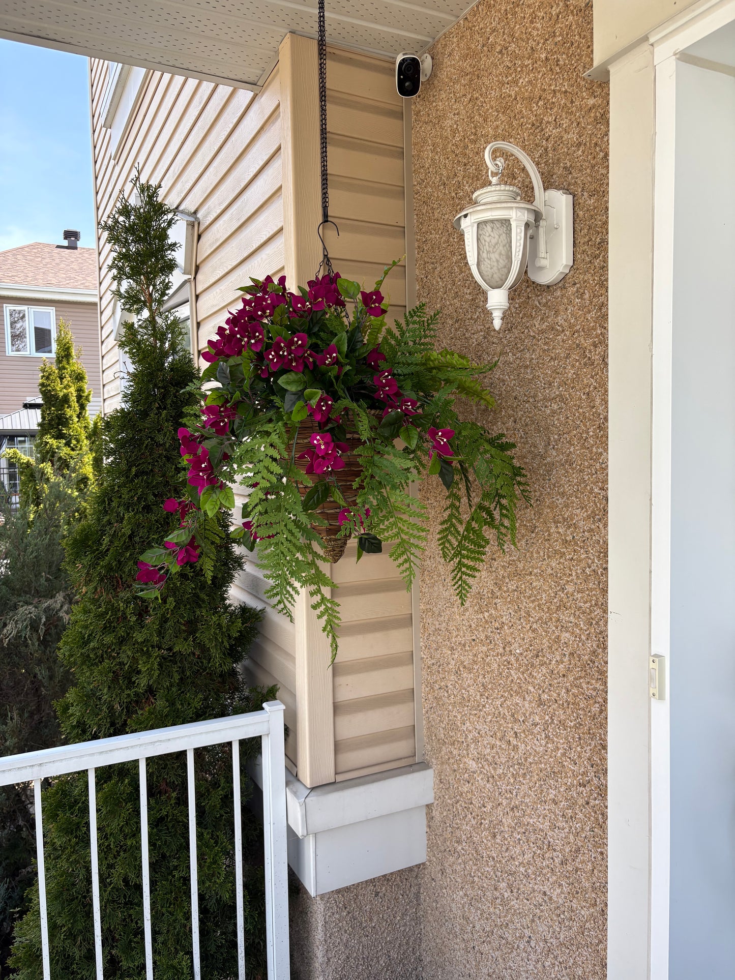 Panier suspendu conique en osier UV | Bougainvillier prune rustique chic