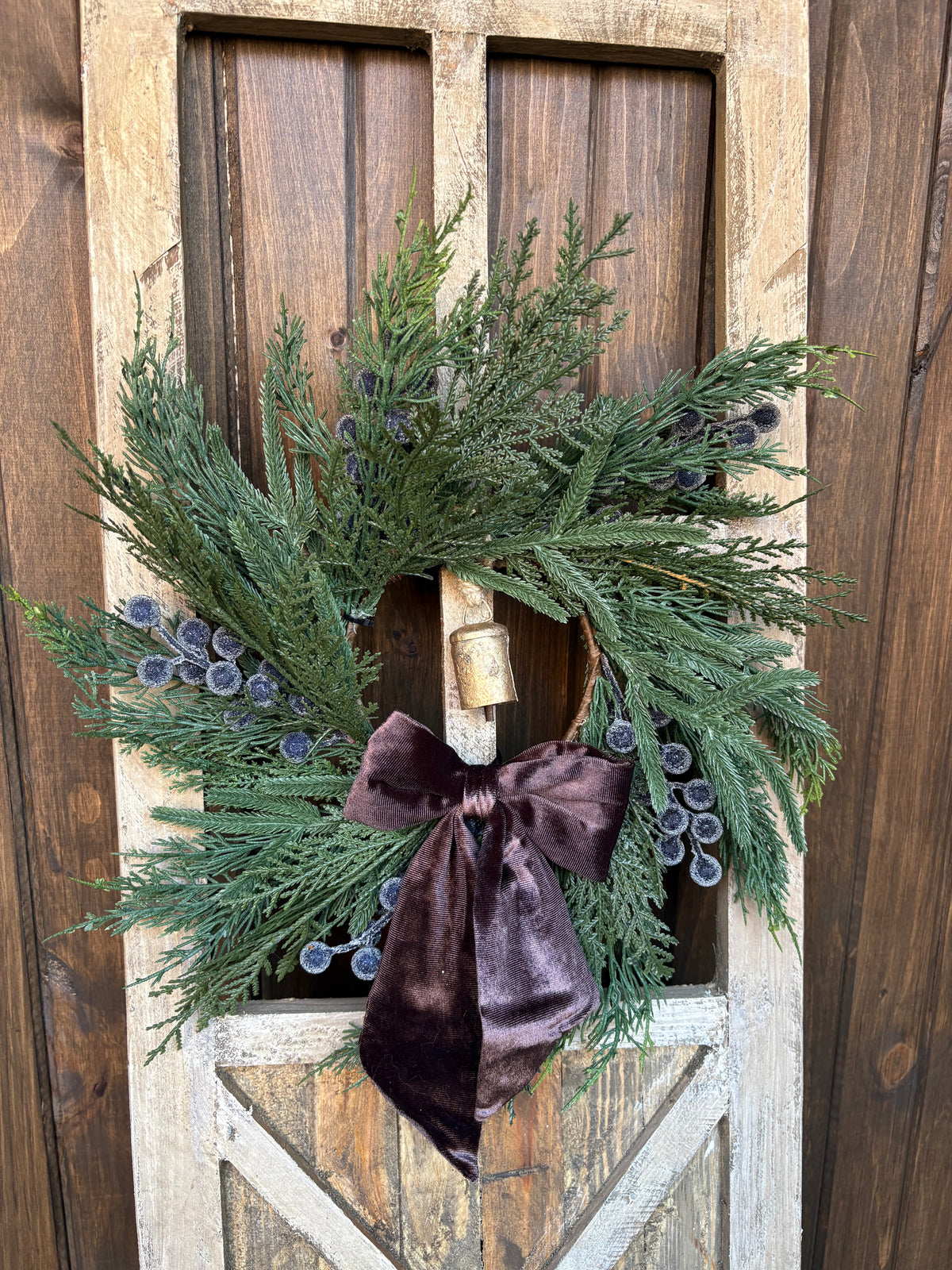Porte de grange décorative en bois vieilli – Couronne hivernale et velours brun