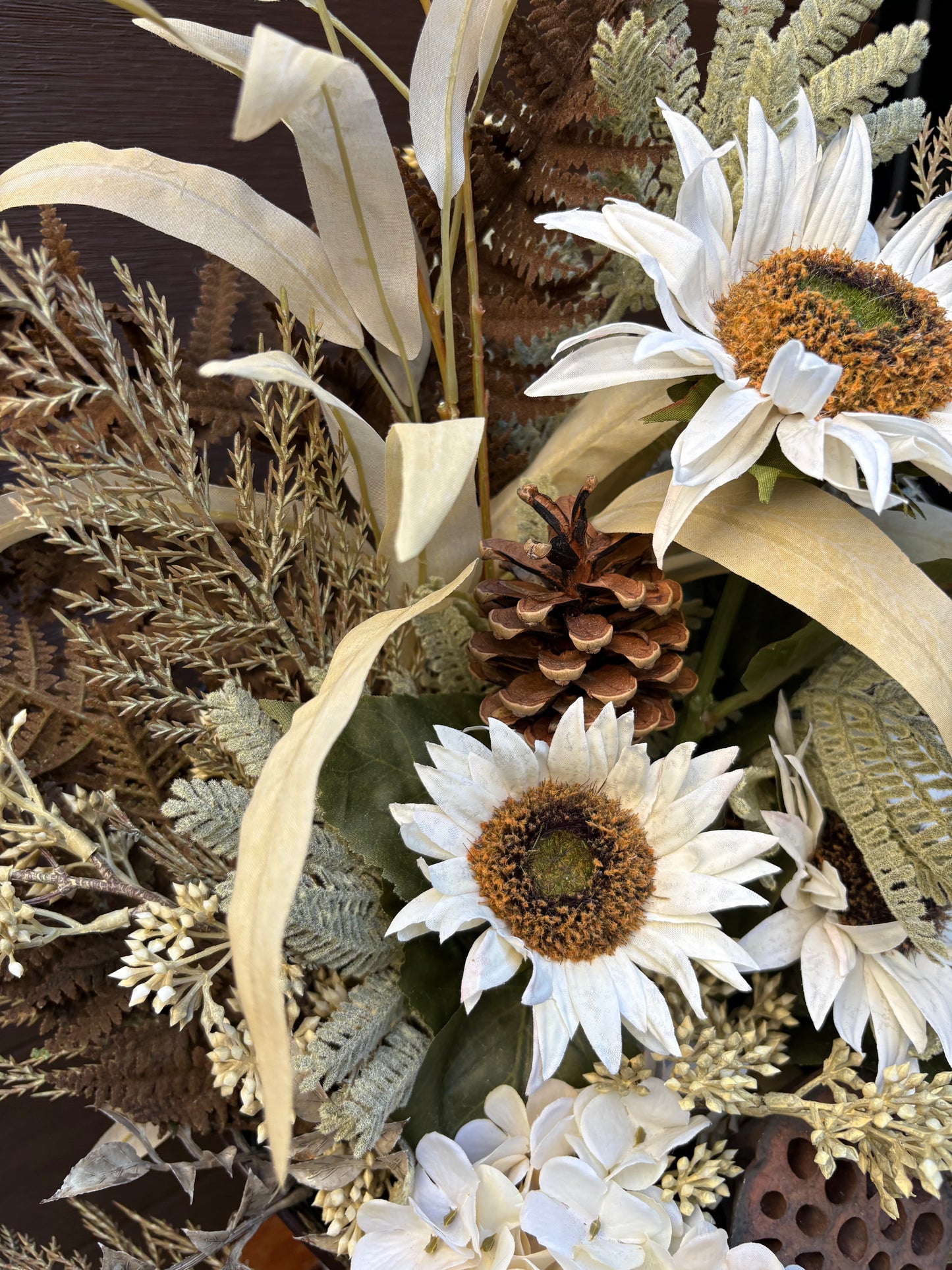 Arrangement floral d’automne – Tournesols blancs et hortensias