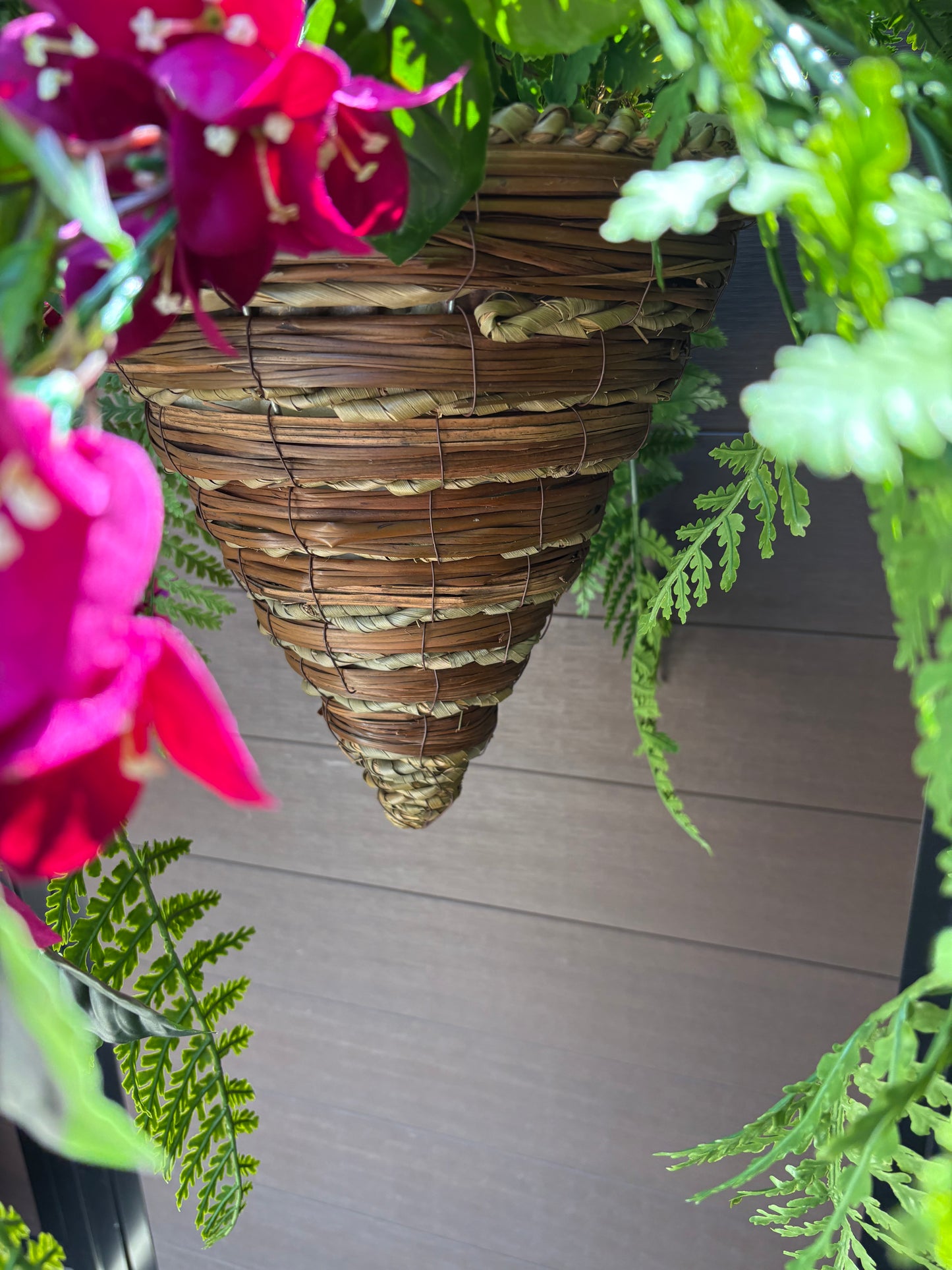 Panier suspendu conique en osier UV | Bougainvillier prune rustique chic