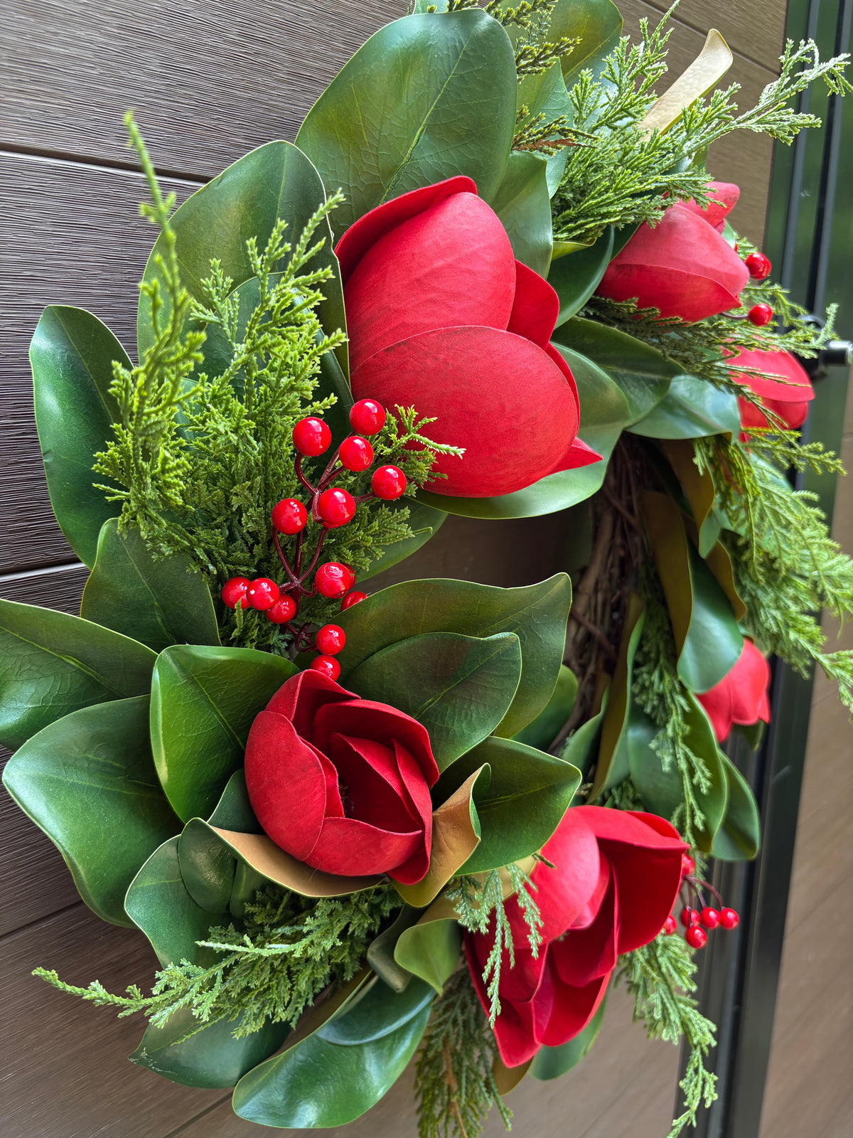Couronne florale en magnolia, cèdre et baies rouges