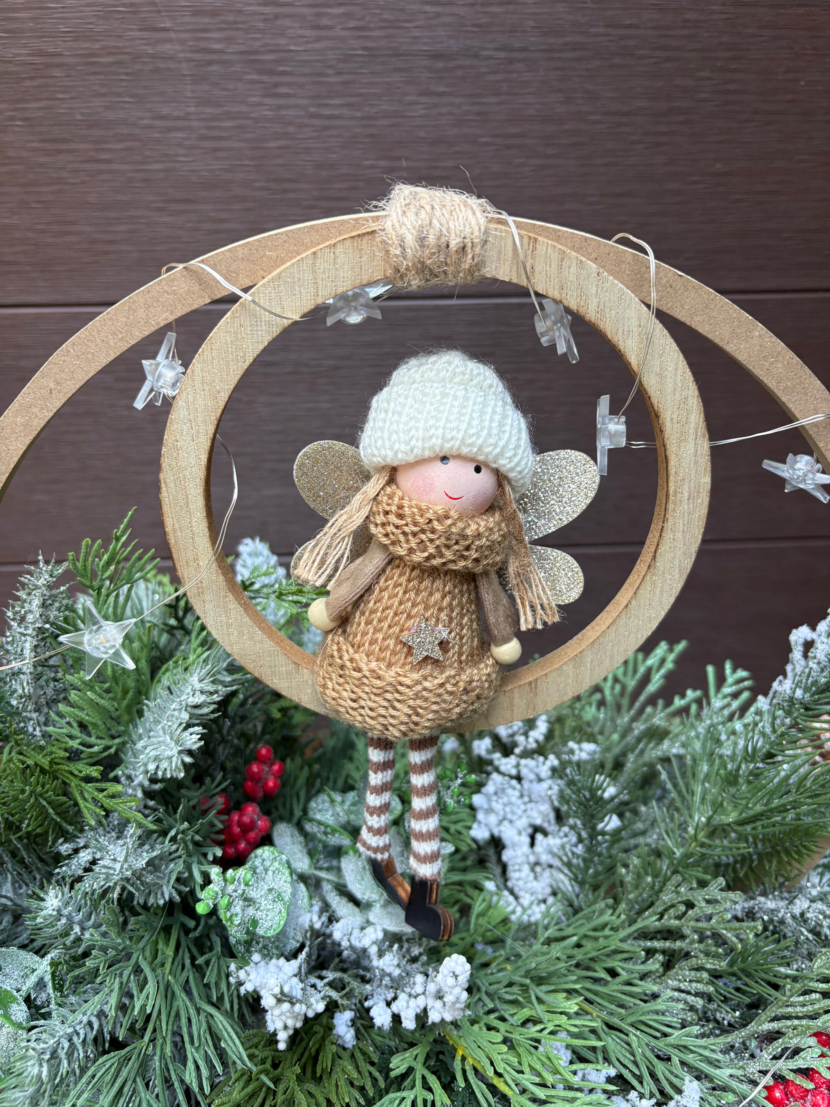 Arrangement hivernal avec ange décoratif et cercles de bois – 19 × 13 po