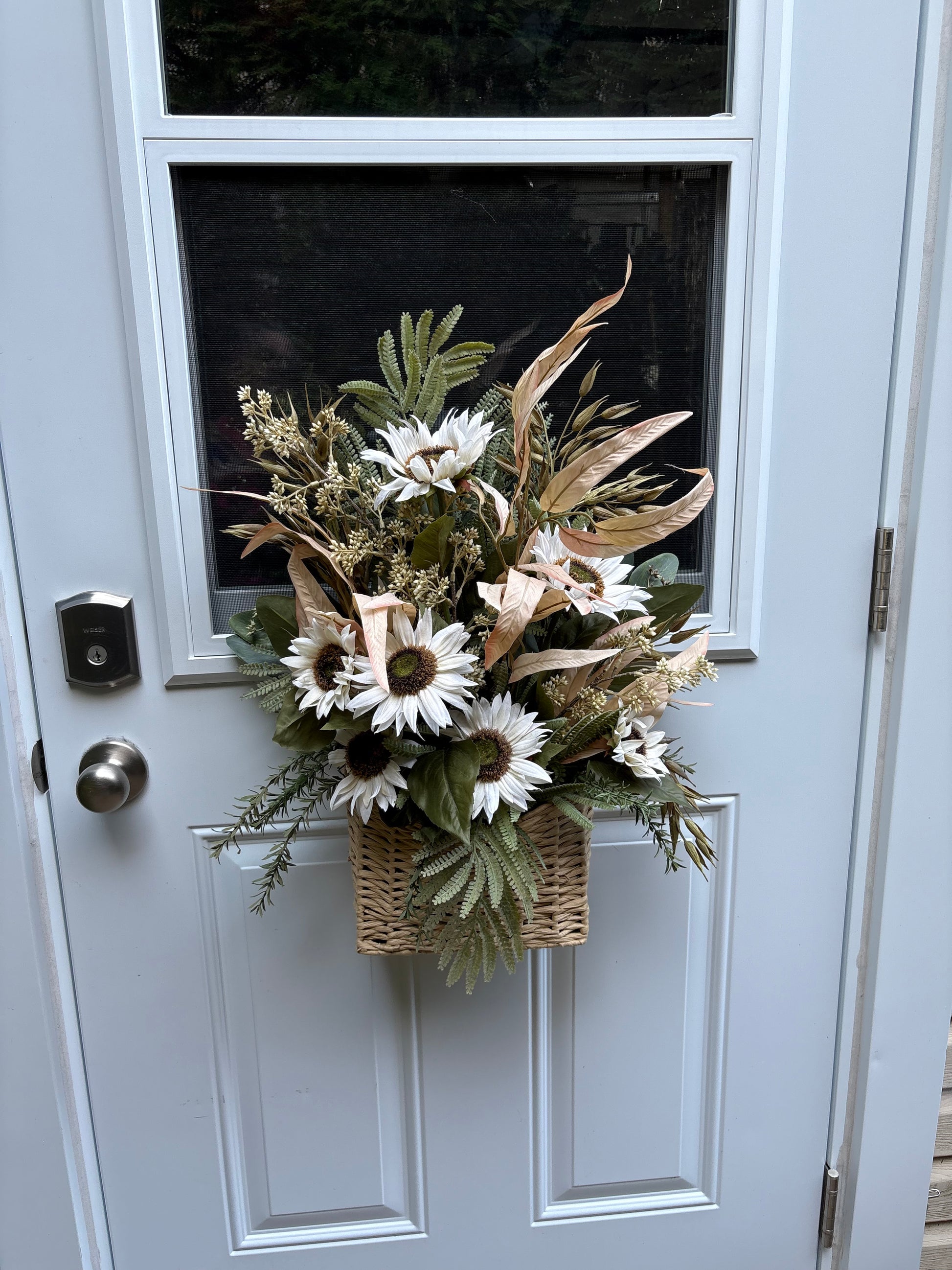 Panier floral d’automne suspendu à une porte d’entrée