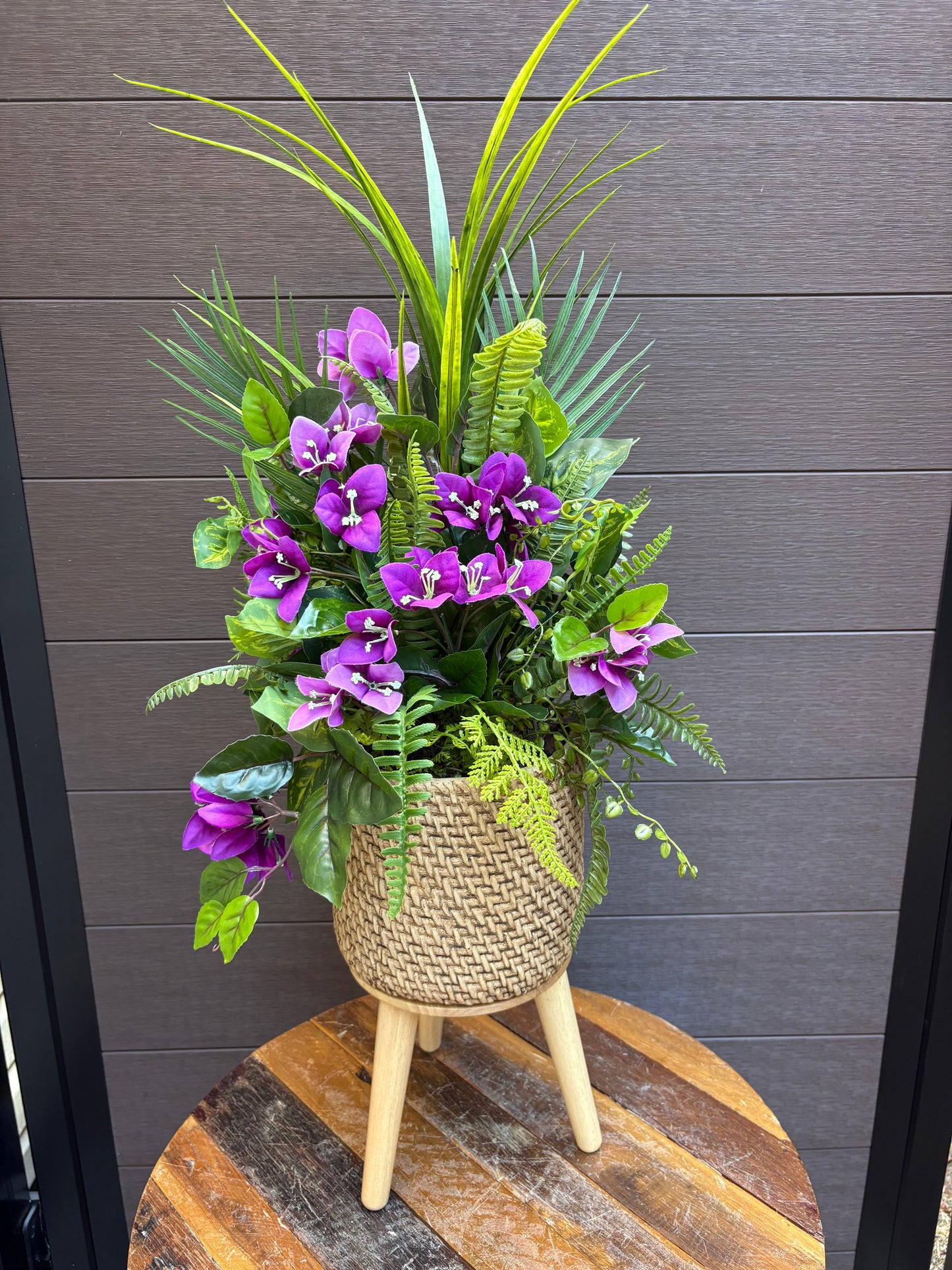 Arrangement bougainvillier mauve et feuillage – style exotique chic