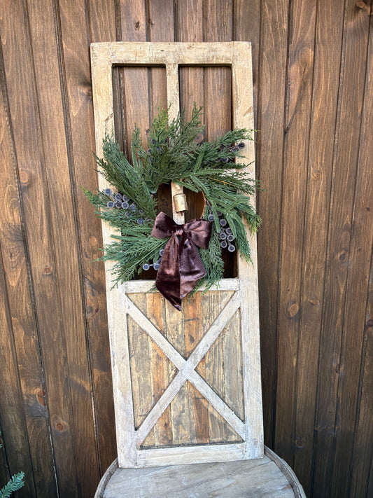 Porte de grange décorative en bois vieilli – Couronne hivernale et velours brun
