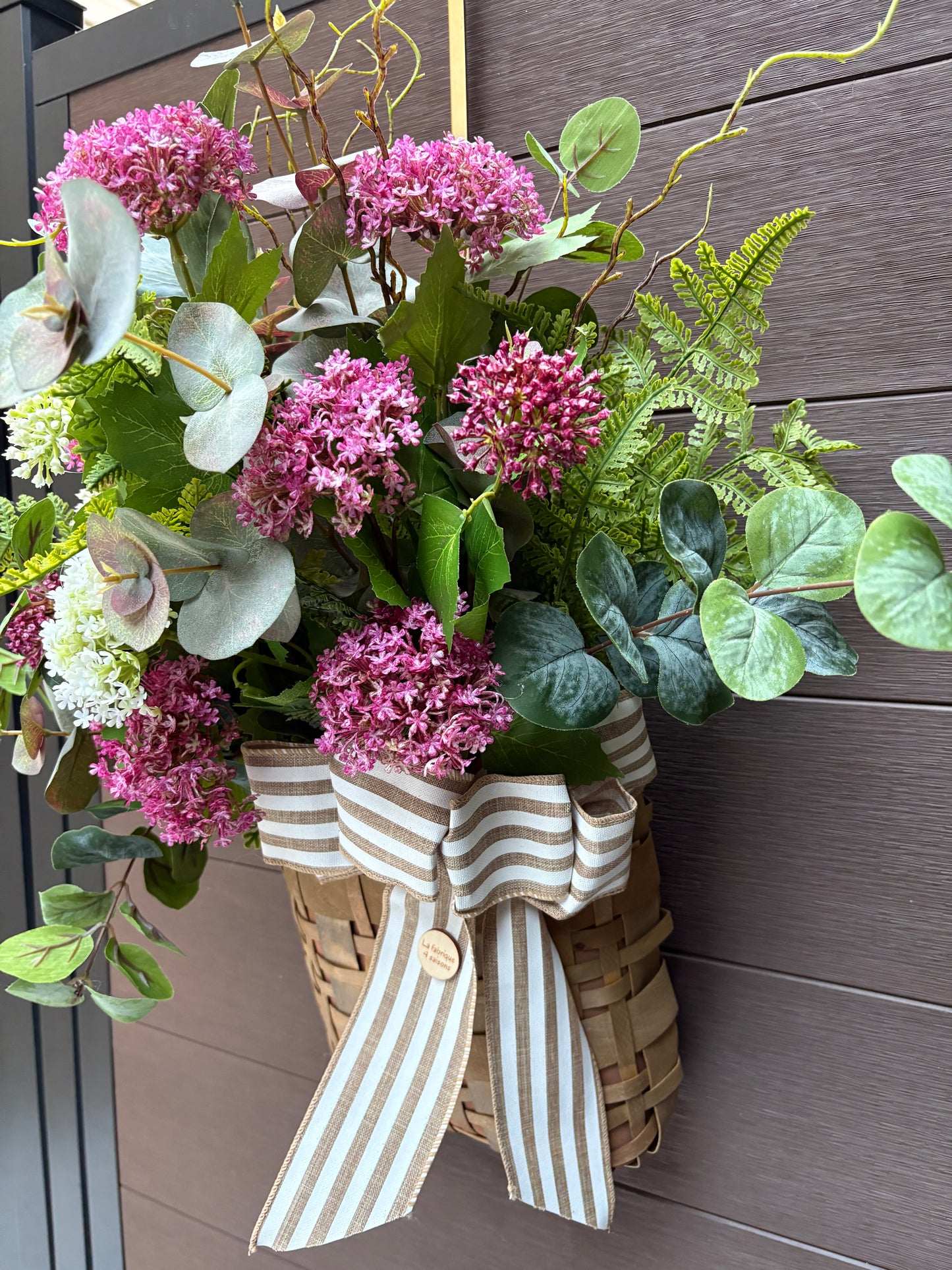 Panier mural printanier eucalyptus et fleurs roses – décoration porte extérieure rustique chic