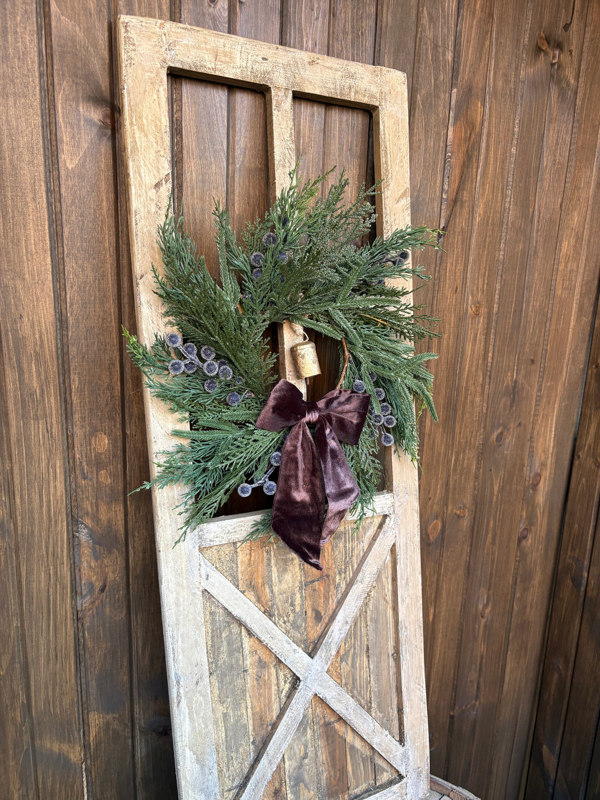Porte de grange décorative en bois vieilli – Couronne hivernale et velours brun