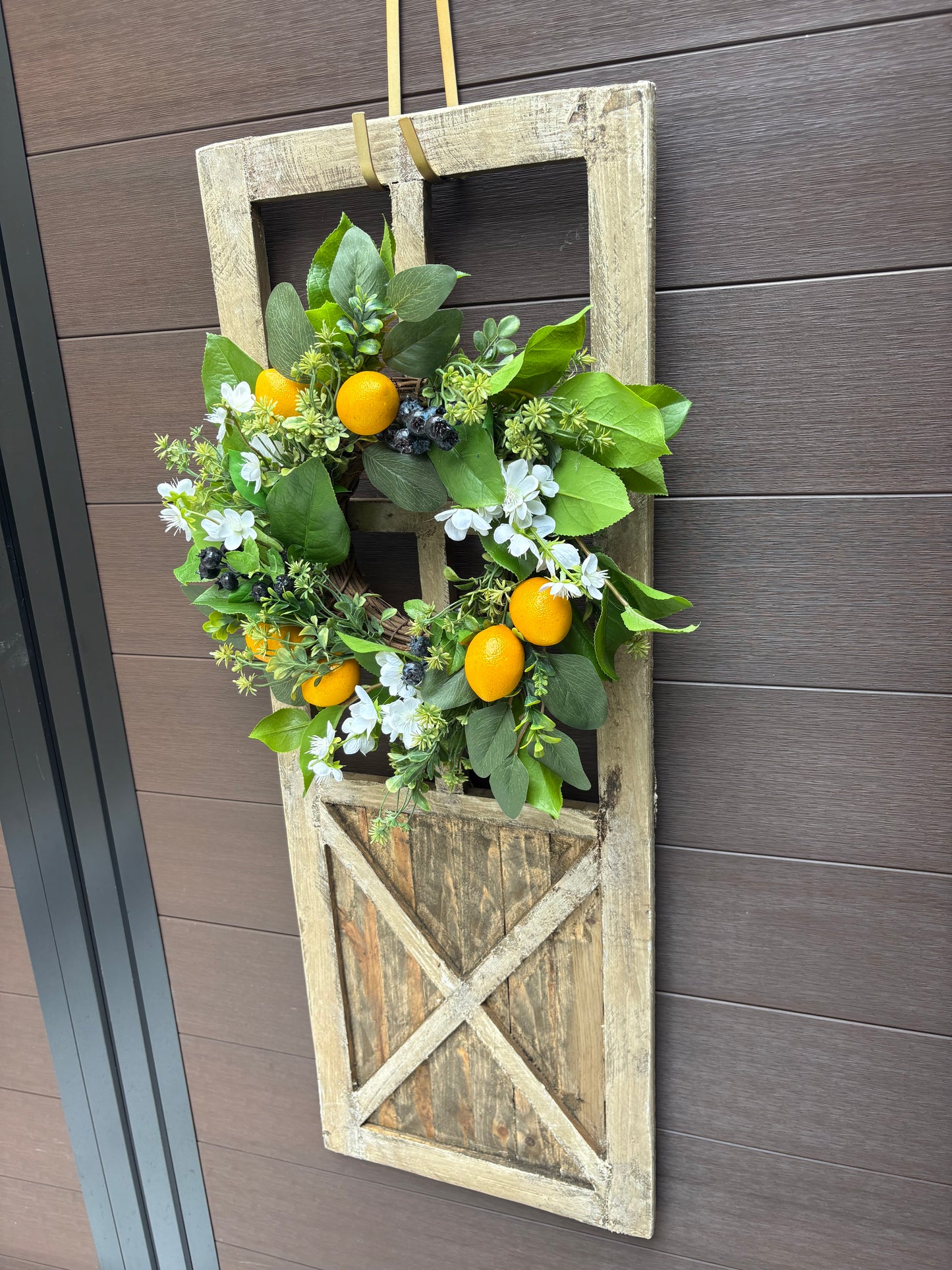 Porte décorative en bois avec couronne citron et verdure – déco murale rustique