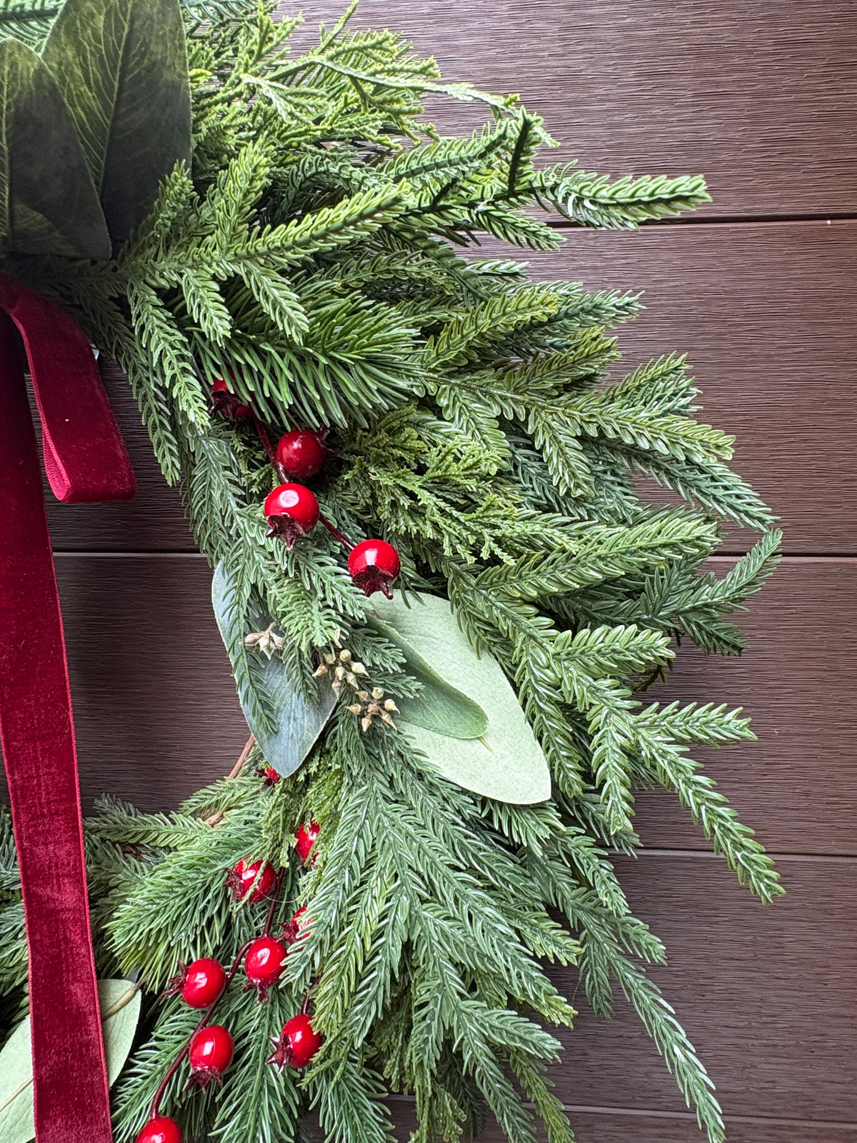 Couronne de Noël naturelle en pin Norfolk, eucalyptus et velours bourgogne
