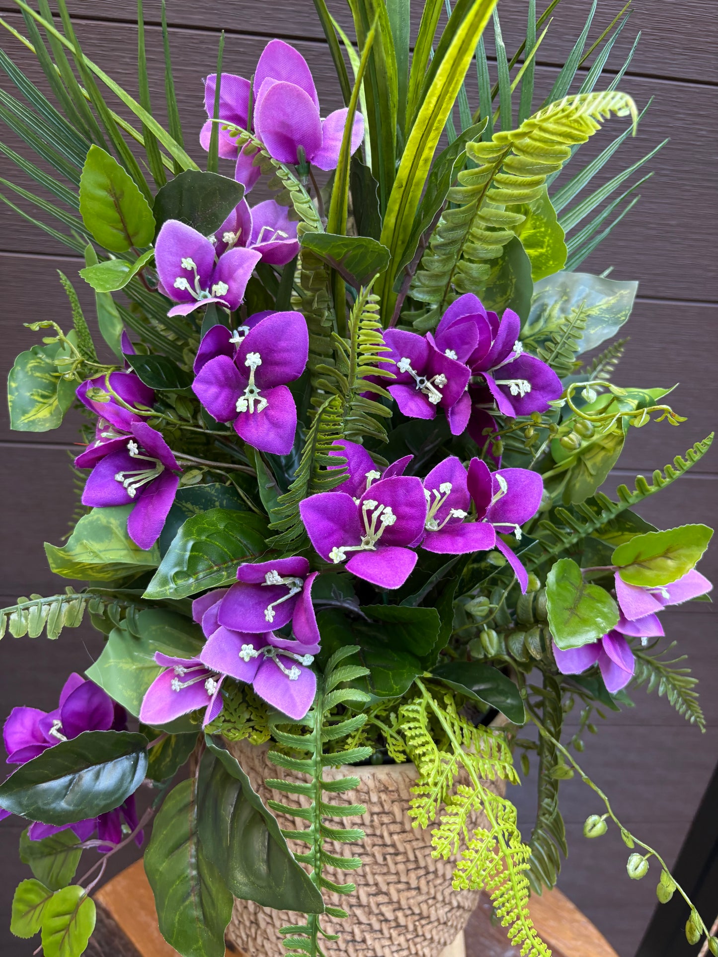 Arrangement bougainvillier mauve et feuillage – style exotique chic