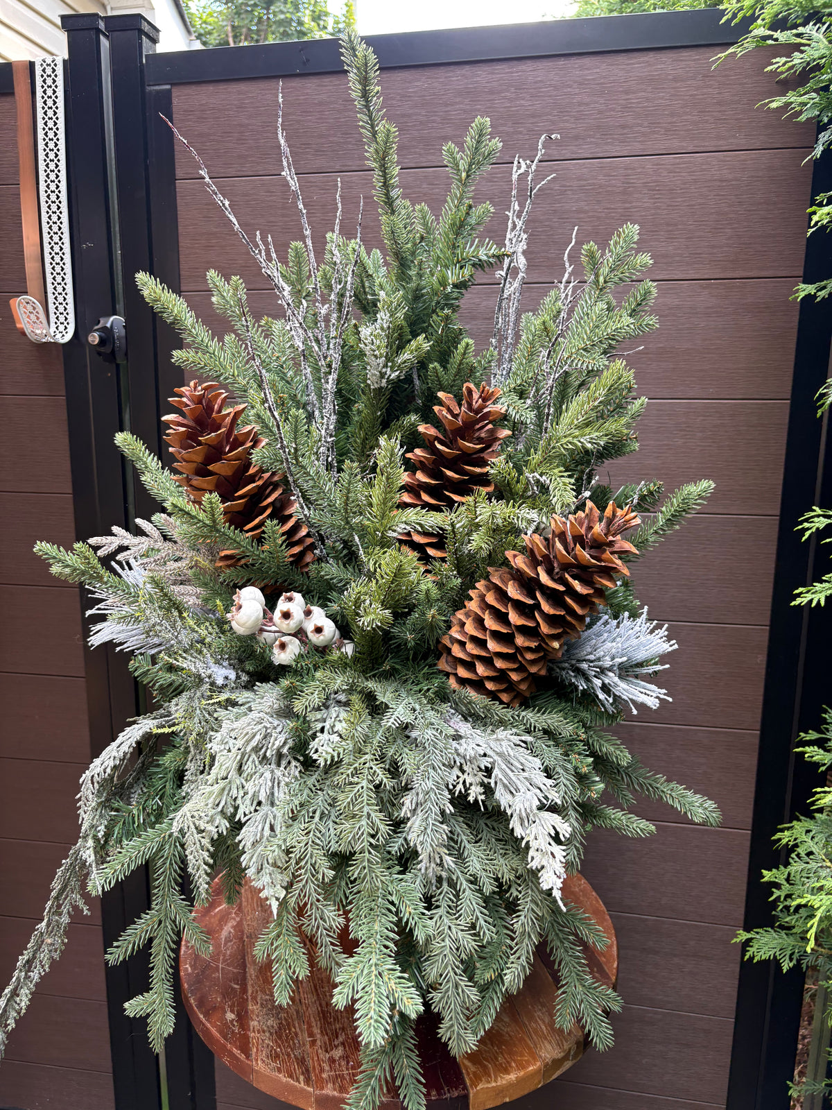 Arrangement hivernal rustique chic en pot d’écorce – 37 po